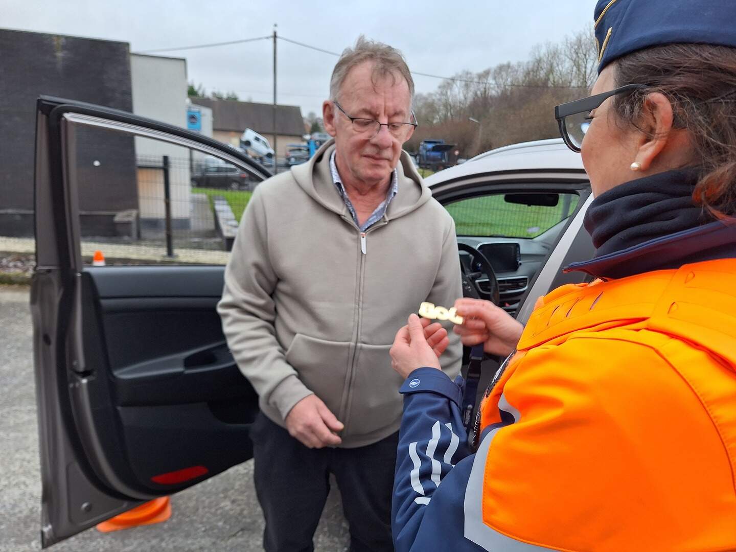 Politie beloont Filip (64) met gouden BOB-sleutelhanger: “Mijn eerste ...