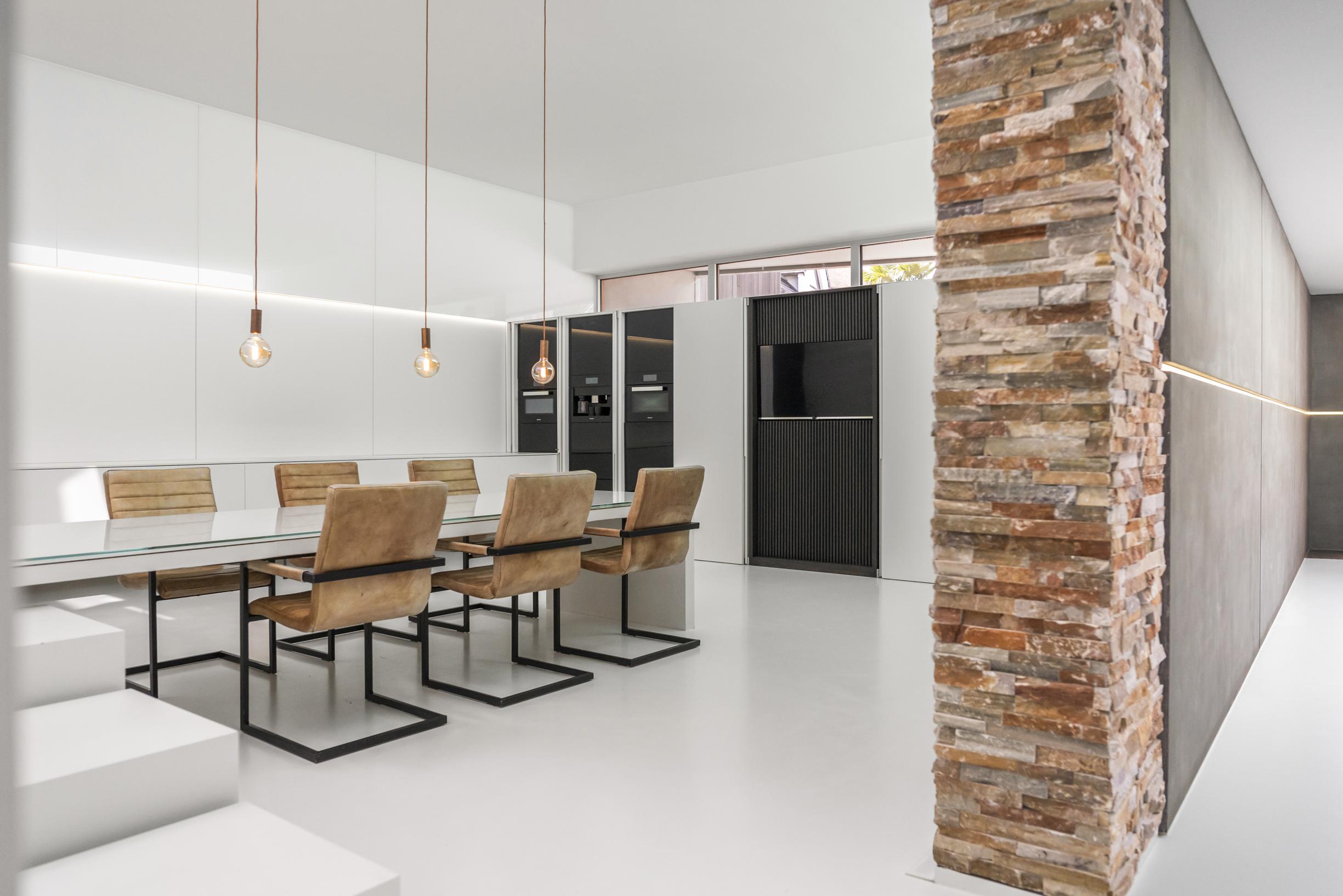 BINNENKIJKEN. Moderne en minimalistische woning met zwevend zwembad ...