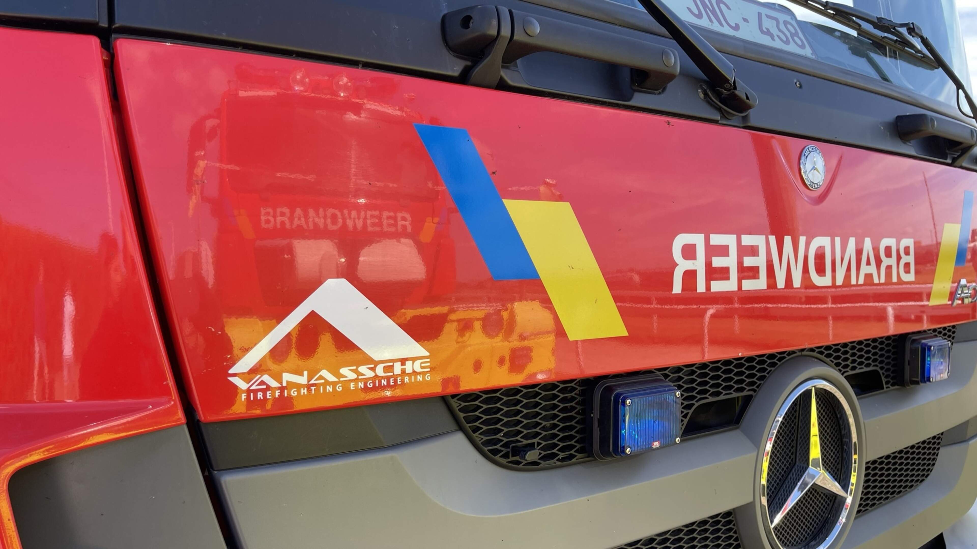 Stevige wind velt dikke boom: auto en terras bedolven onder 