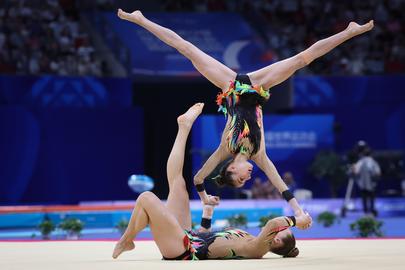 Acrogym, oftewel acrobatische gymnastiek, wordt typisch in teams beoefend. Je zou het het spectaculairdere nichtje van traditionele gymnastiek kunnen noemen, met haar salto’s en stunts. Silke Macharis en Maysae Bouhouch, hier op de foto, pakten goud voor België. 
