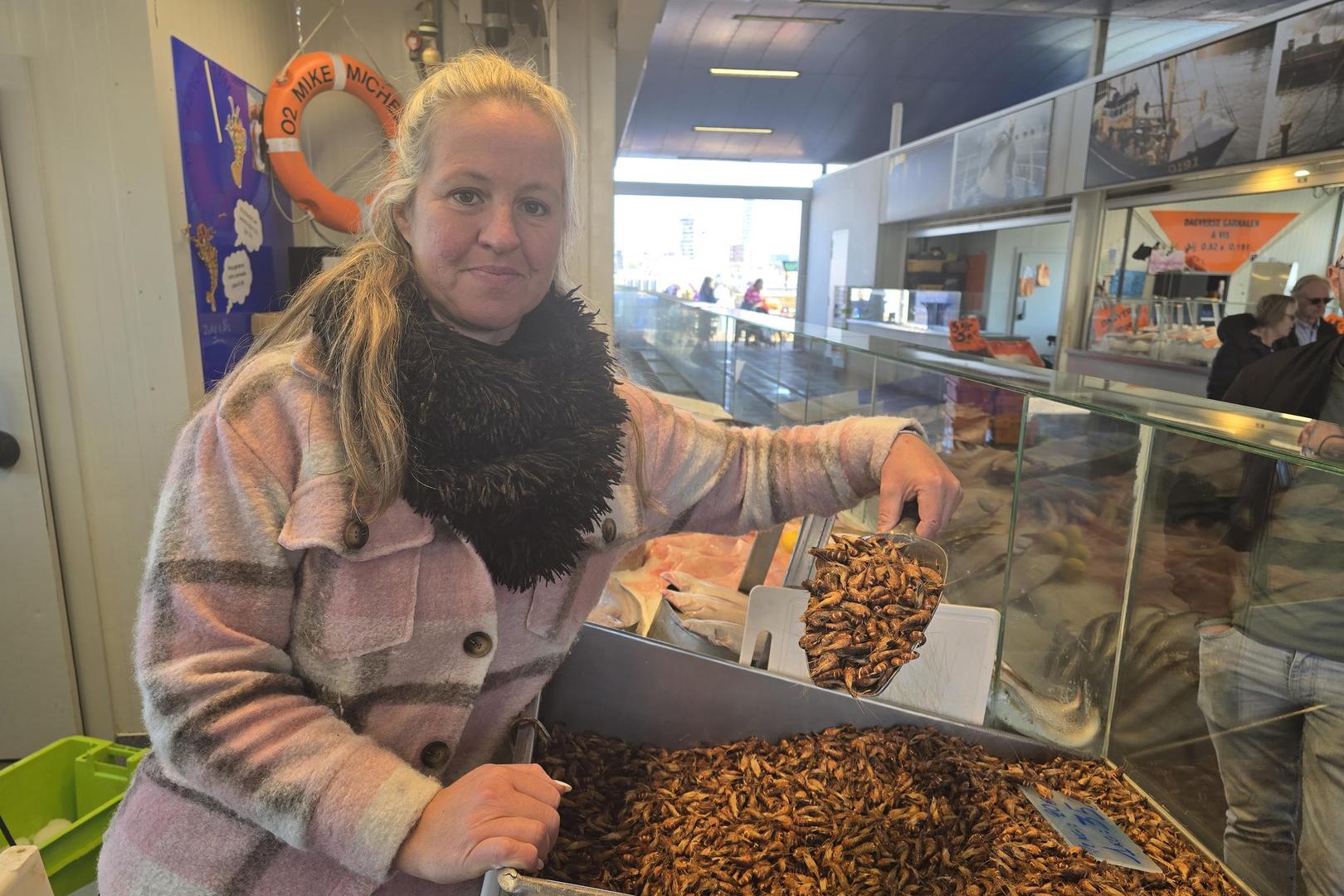 Jill Duyck verkoopt al jaren grijze Noordzeegarnalen aan de Vistrap en zit zelf verveeld met de hoge prijs.
