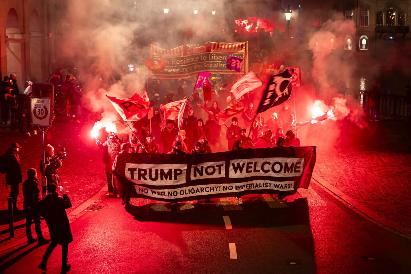 Protest in Zürich tegen komst van Trump naar het Wereld Economisch ...