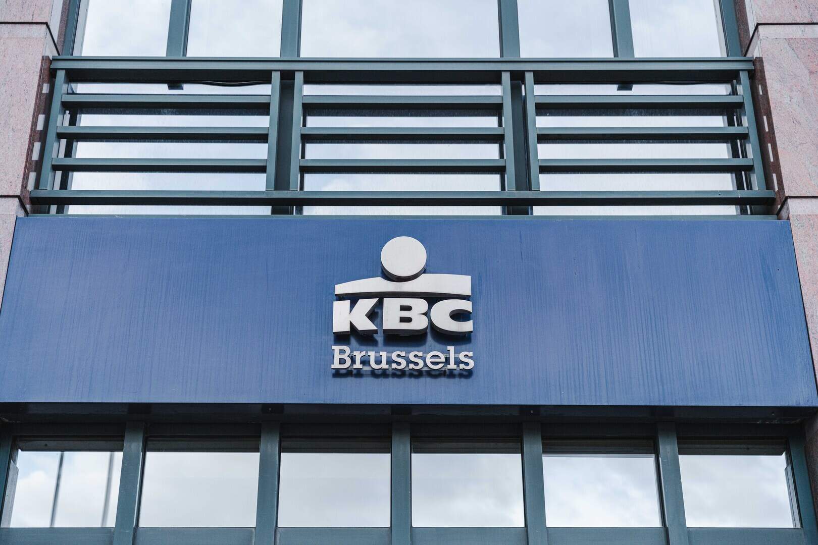 KBC verhoogt tarieven voor bankrekeningen | HBVL