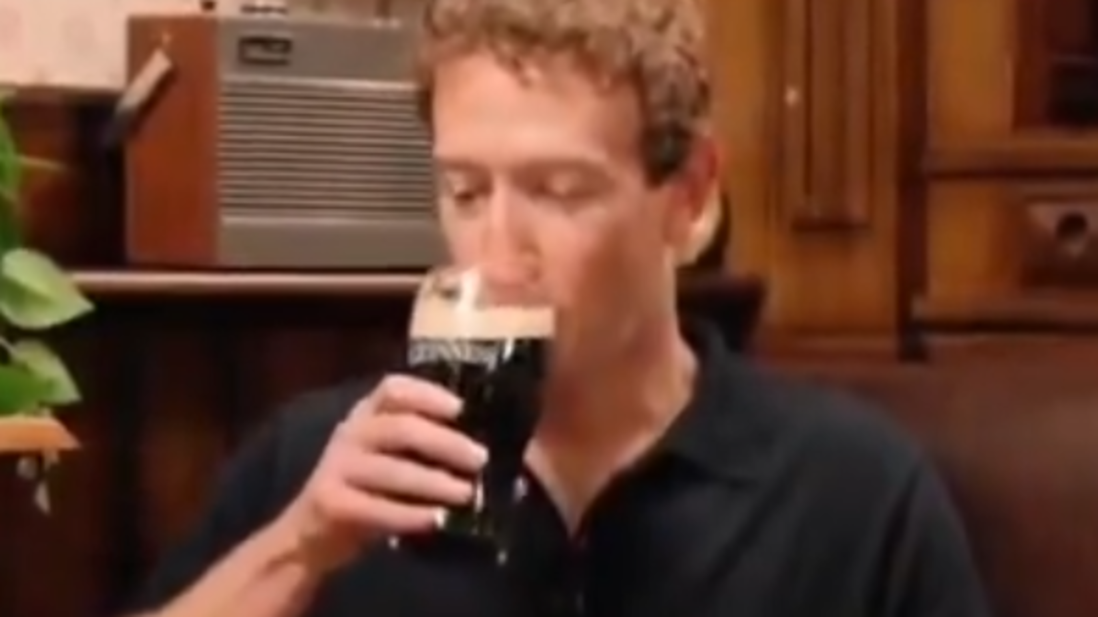 Mark Zuckerberg krijgt Guinness voorgeschoteld tijdens podcast, maar die gaat moeilijk binnen
