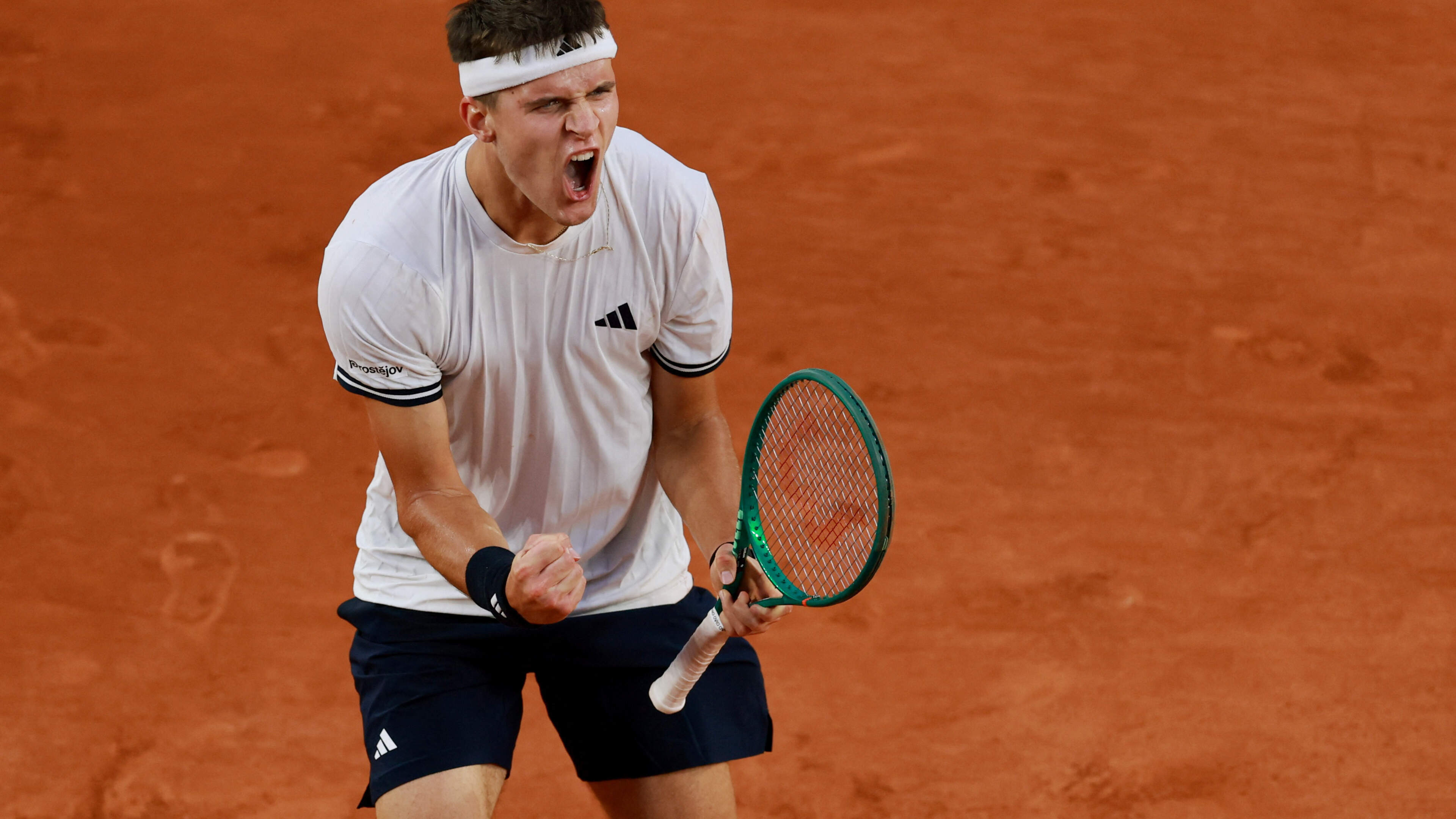 LIVE ROLAND GARROS. 20-jarige Jakub Mensik gaat in vijfsetter voorbij Andrey Rublev naar zijn eerste kwartfinale in Parijs