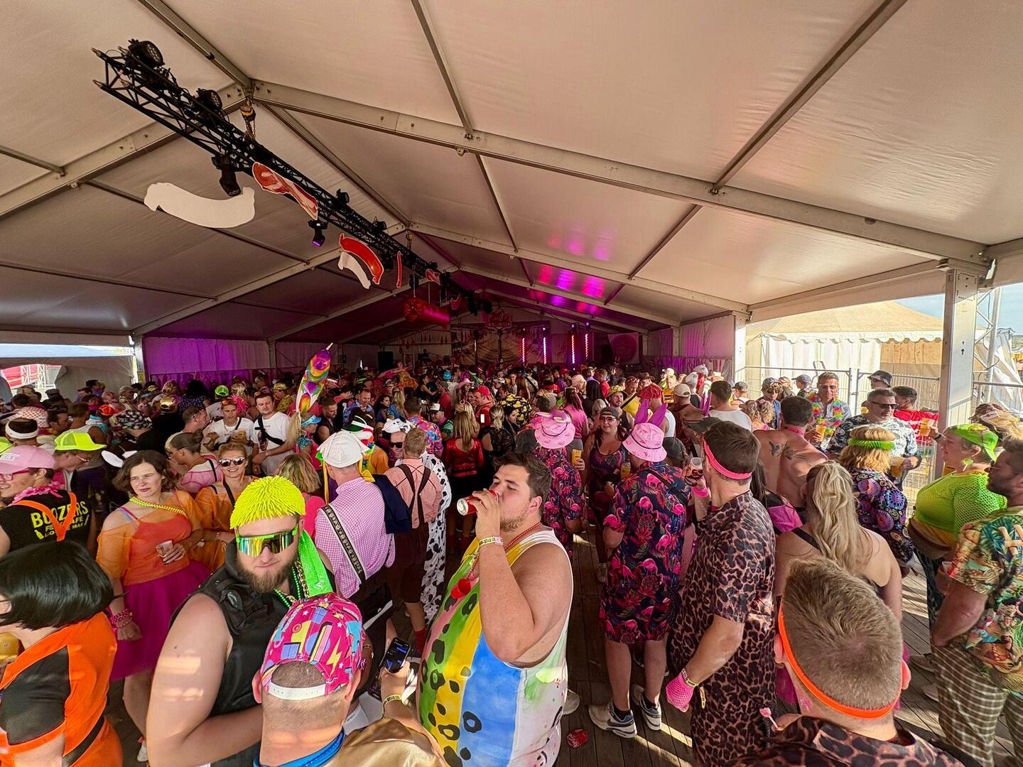 Uitgelaten sfeer op Kamping Kitsch: bekijk hier de beelden | Nieuwsblad
