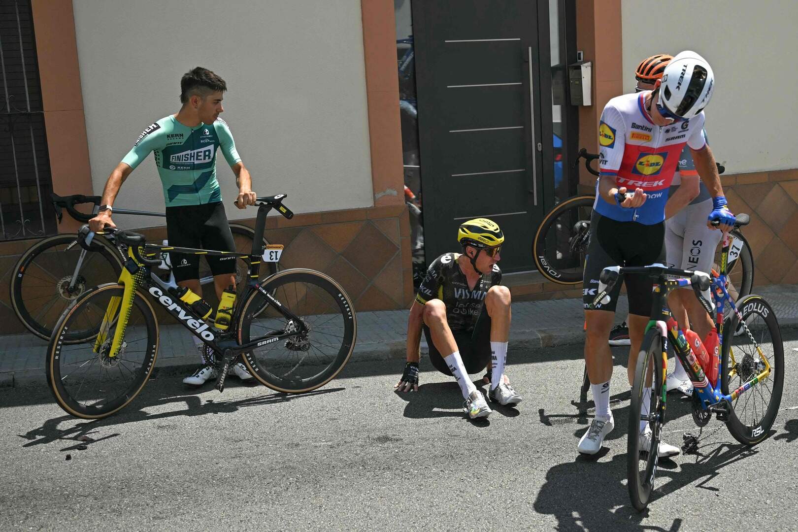 VIDEO. Valpartij voorin het peloton ontsiert openingsfase van derde etappe in de Tour, ploegmaat van Jonas Vingegaard is het grootste slachtoffer | HBVL