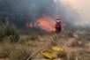 Een brandweerman probeert een brand te blussen nabij Ávila, in Centraal-Spanje. 