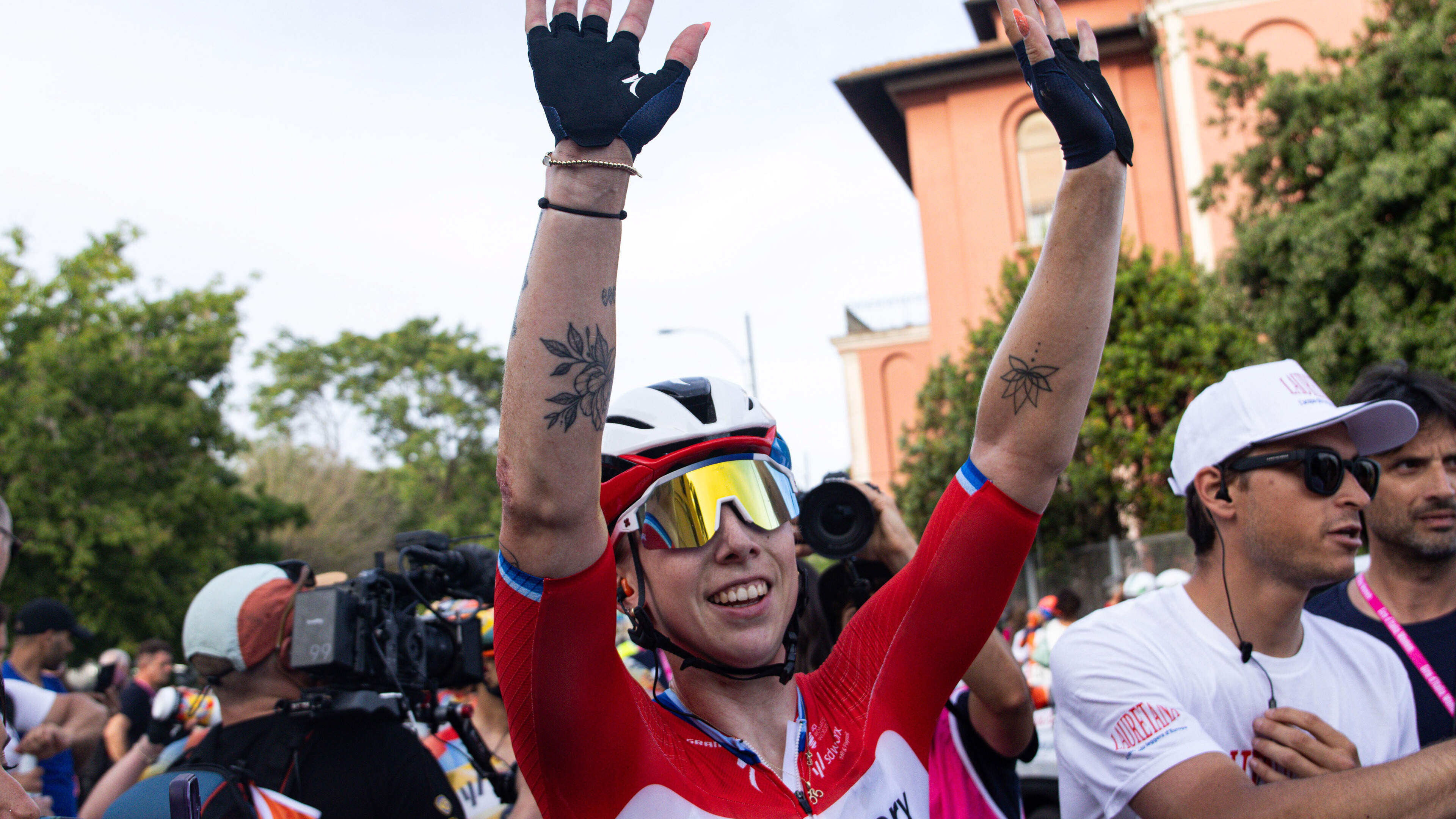 Lorena Wiebes reist twee dagen na diskwalificatie in Giro terug naar Italië, maar nu in een camper: “Niet alleen voor een vakantie, maar ook om te trainen”