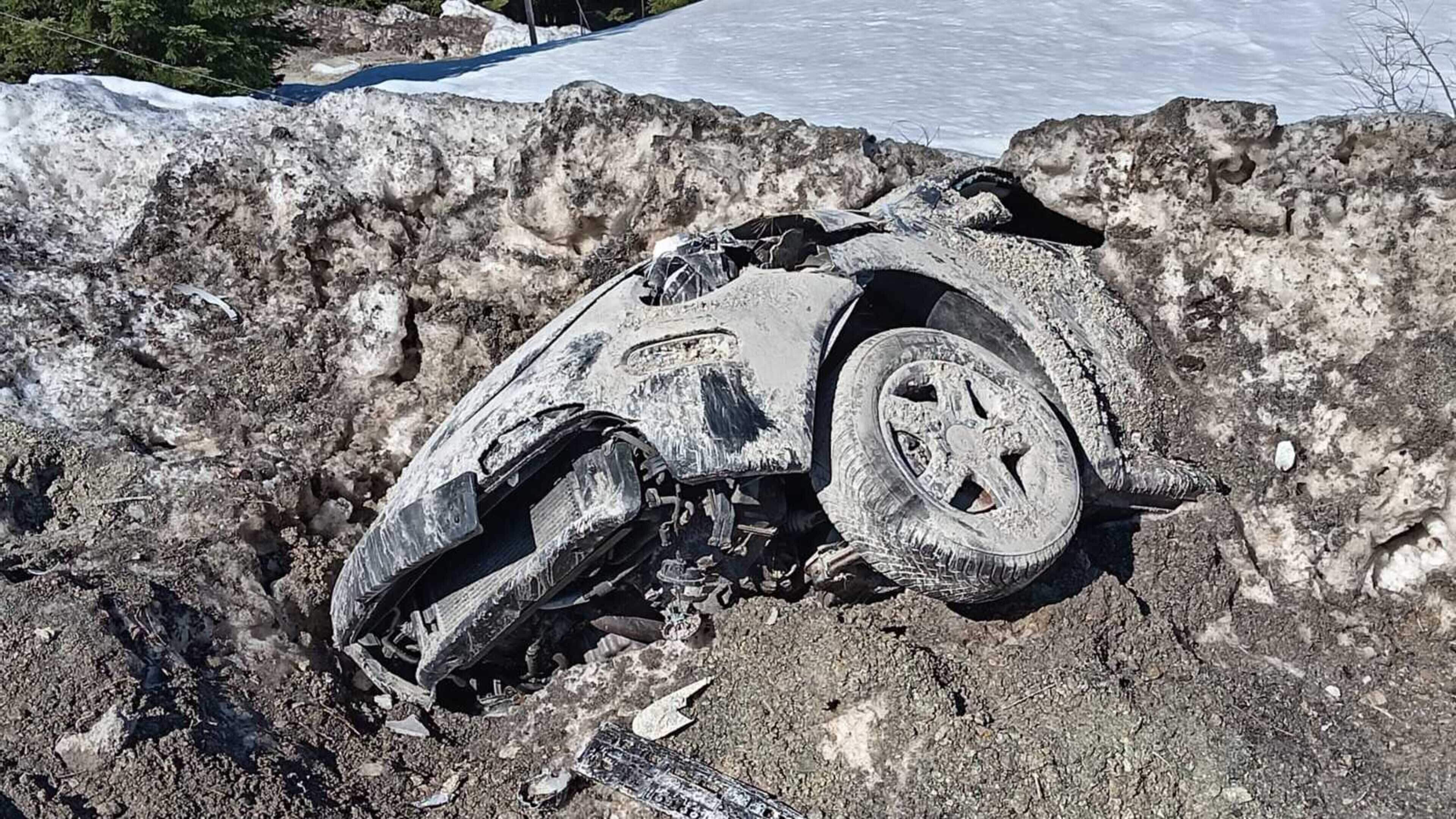 Vrouw geeft auto als gestolen op in skigebied, maar ontdekt als het dooit pas wat er echt mee gebeurde