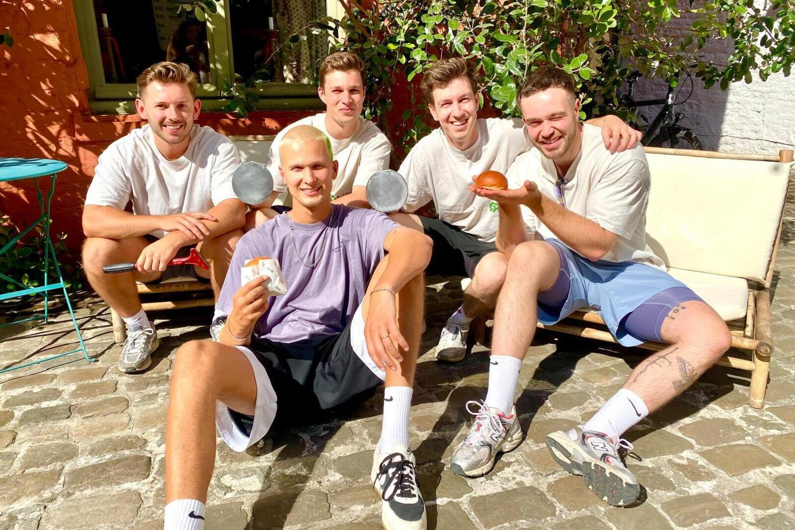 Influencer verkoopt twee weken lang smashburgers met vrienden in ...