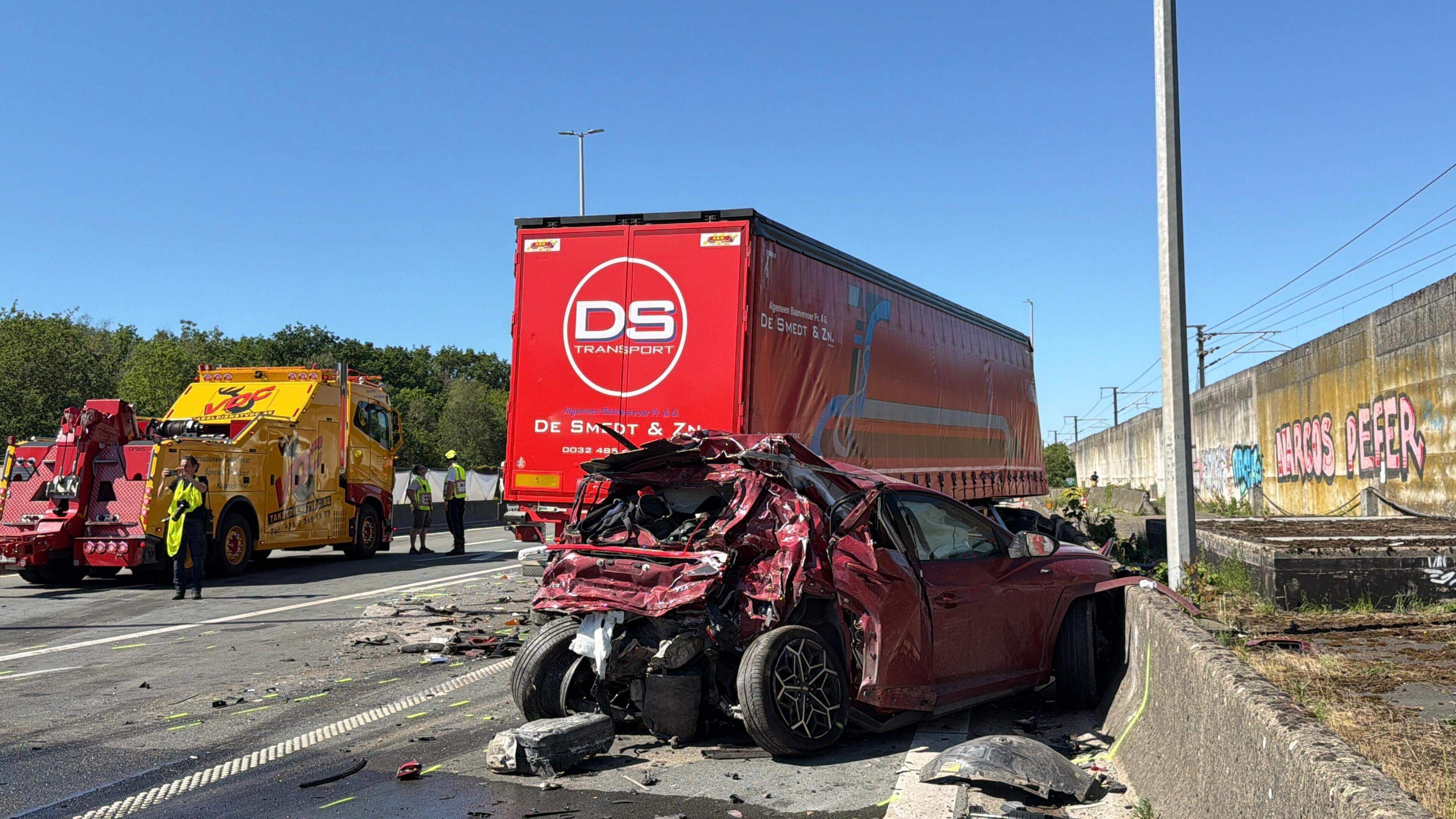 Dode en vier gewonden bij kettingbotsing op E19 richting Antwerpen, snelweg volledig versperd bij Sint-Job-in-’t-Goor
