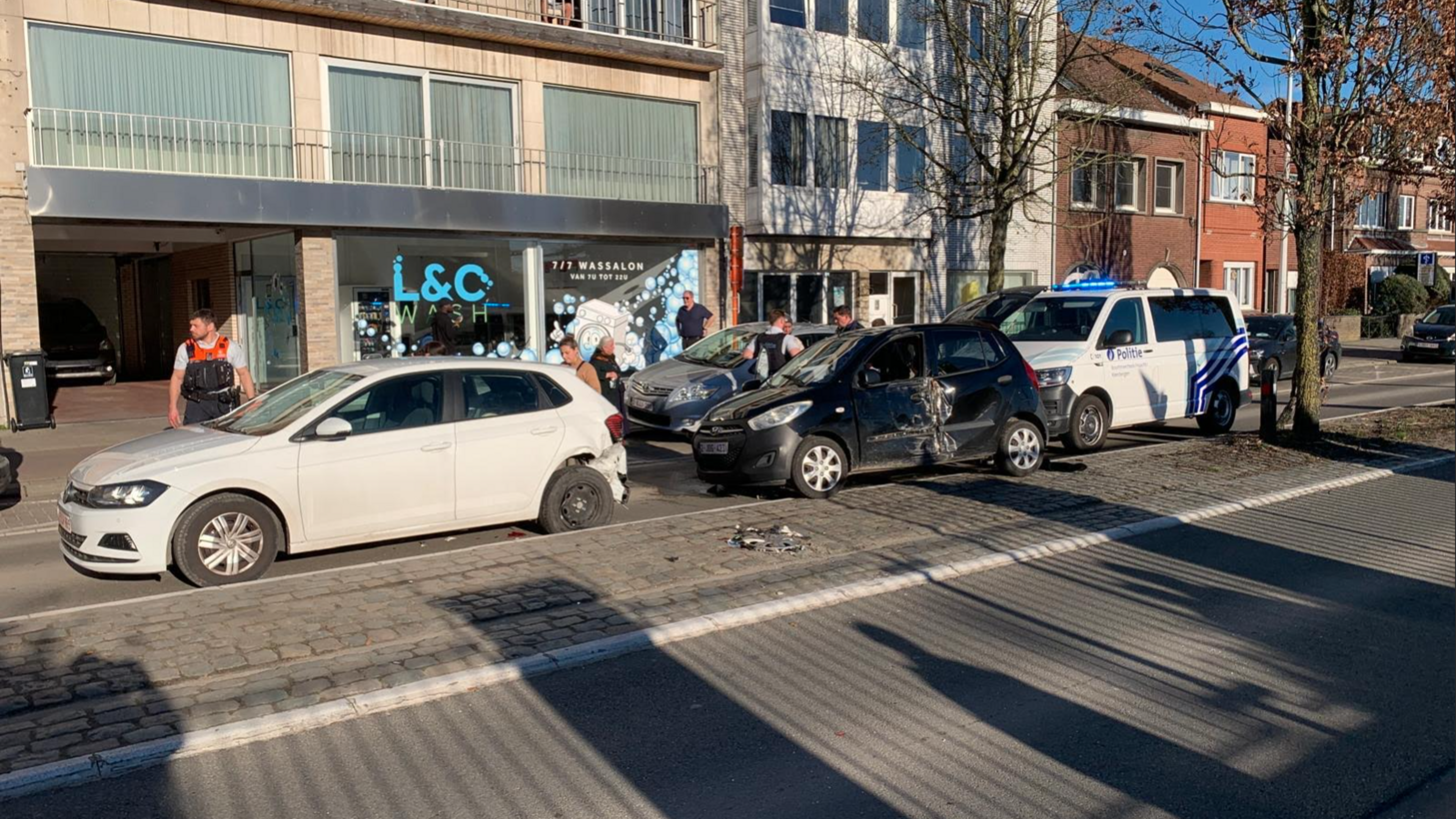 Auto crasht na achtervolging door politie: “Inzittenden hadden drugs op zak, en reden zonder rijbewi