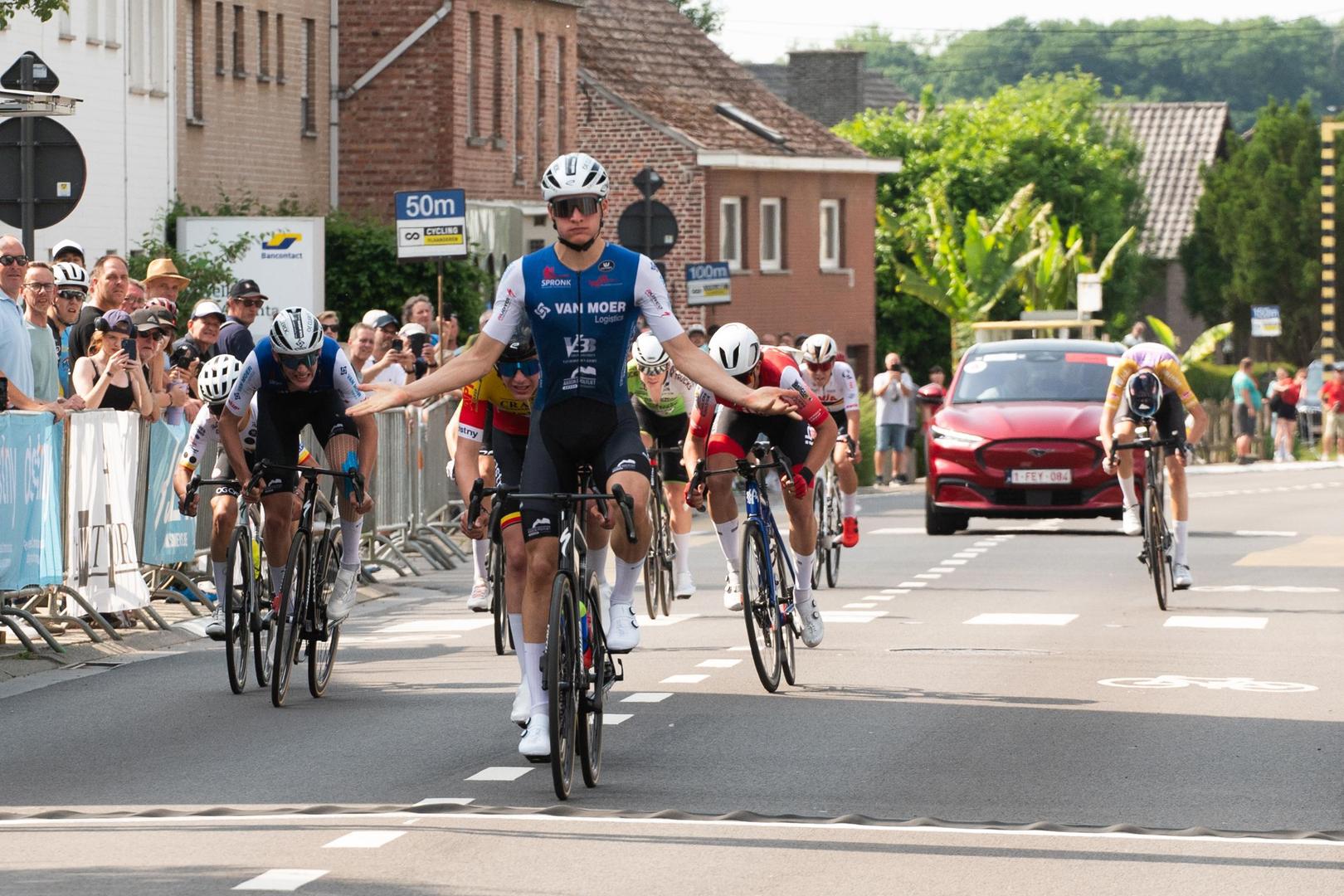 Jules Vydt spurtte in een kopgroep van tien vlot naar de zege in Rotselaar.
