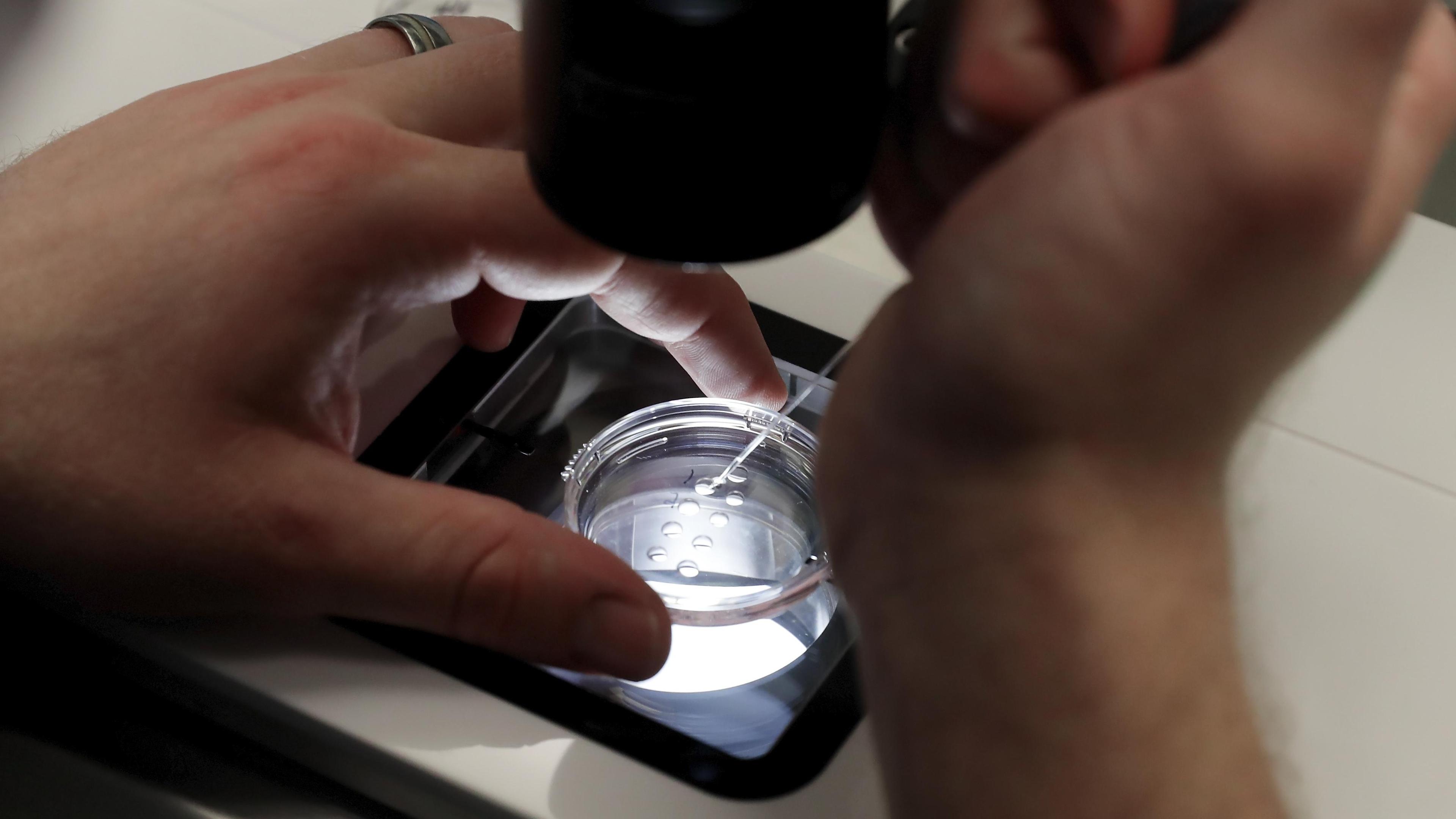 Baby geboren uit embryo dat 30 jaar geleden al werd ingevroren
