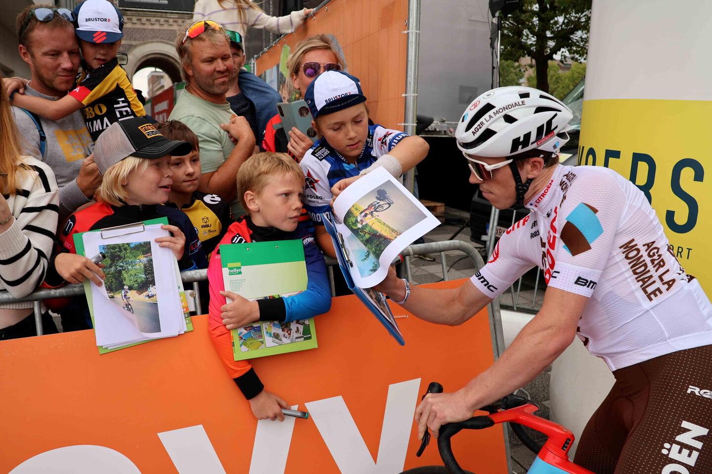 Jasper Philipsen spurt naar de bloemen in Dovy Natourcriterium in ...