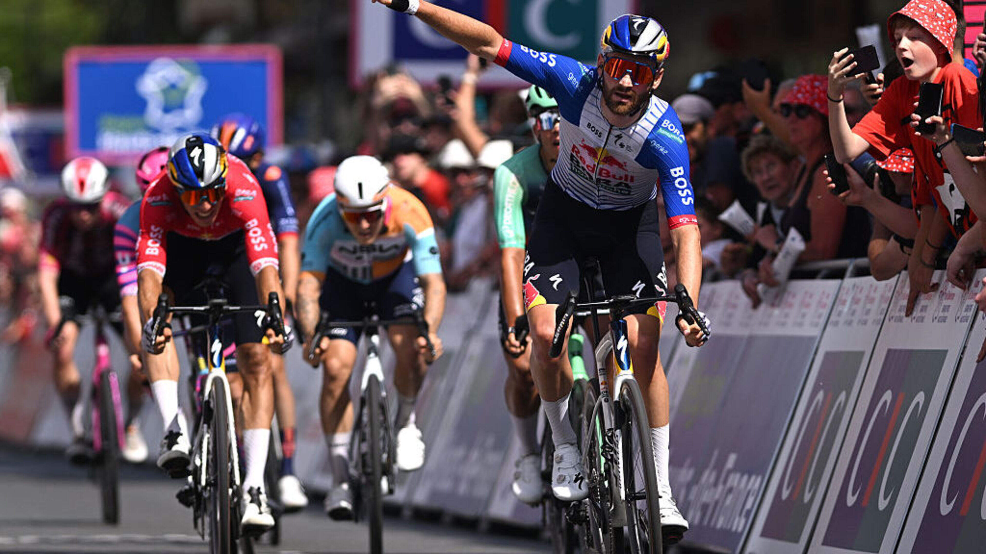 VIDEO. Dubbel feest bij Red Bull-BORA-hansgrohe: Jordi Meeus is baas in de massasprint, Laurence Pithie pakt eindwinst in Vierdaagse van Duinkerke