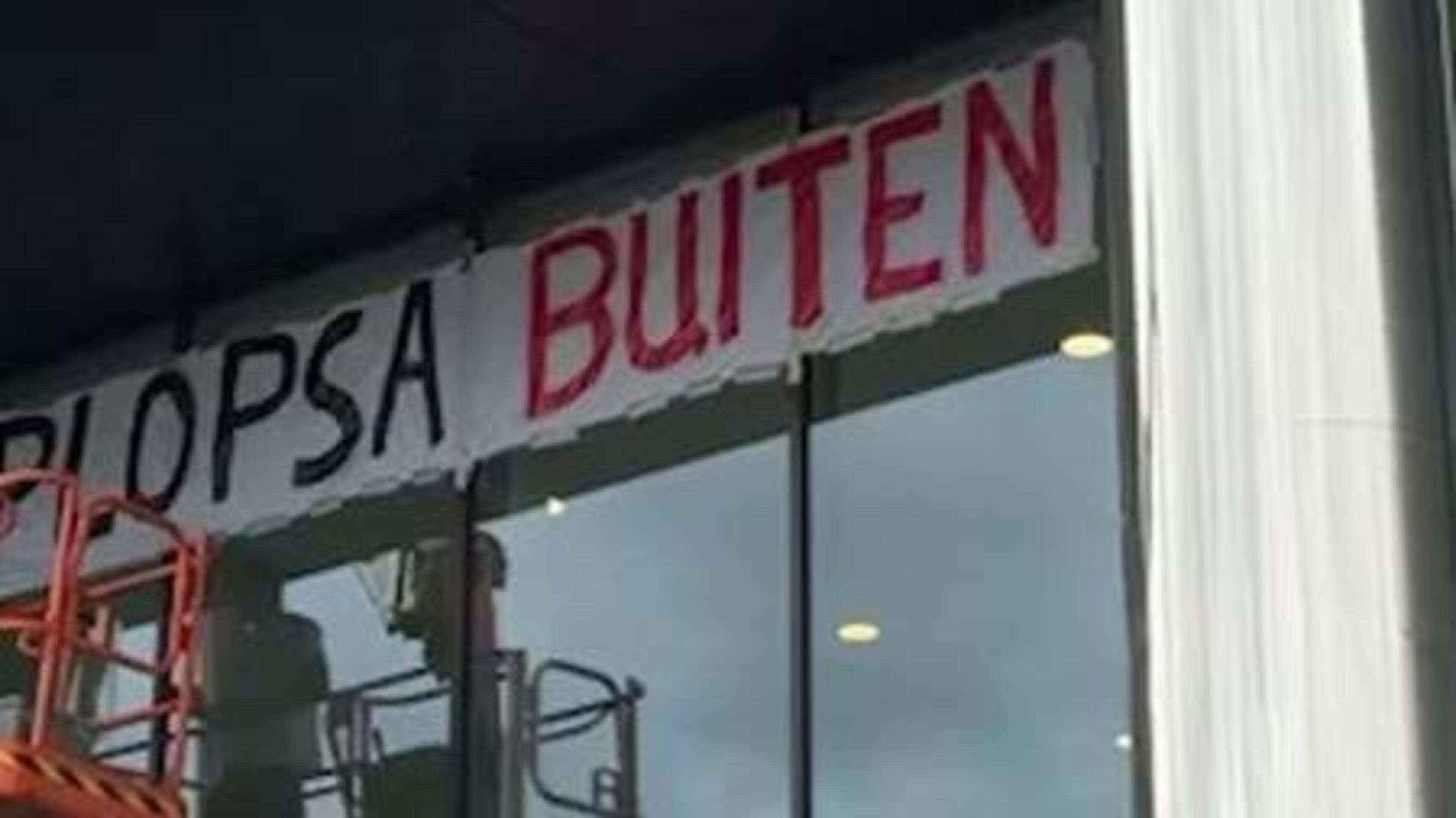 VIDEO. “Plopsa buiten”: Antwerp-fans voeren hun protest tegen extern bestuurder Steve van den Kerkhof op