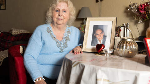 Martha verloor haar man nadat hij ’s nachts vastzat in een tillift in een woonzorgcentrum.