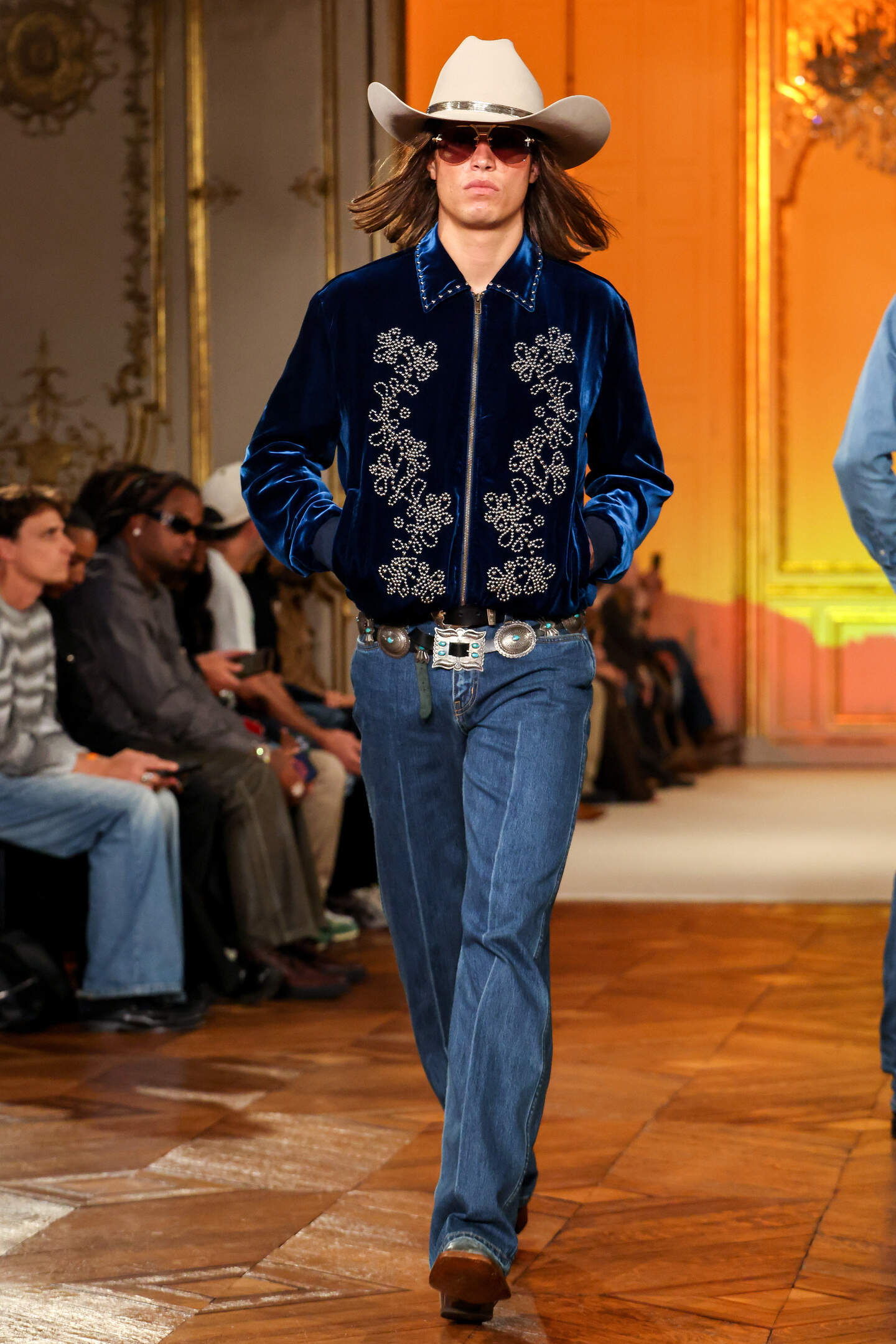 Cowboyhoeden en een paard: Post Malone onthult eerste collectie in ...