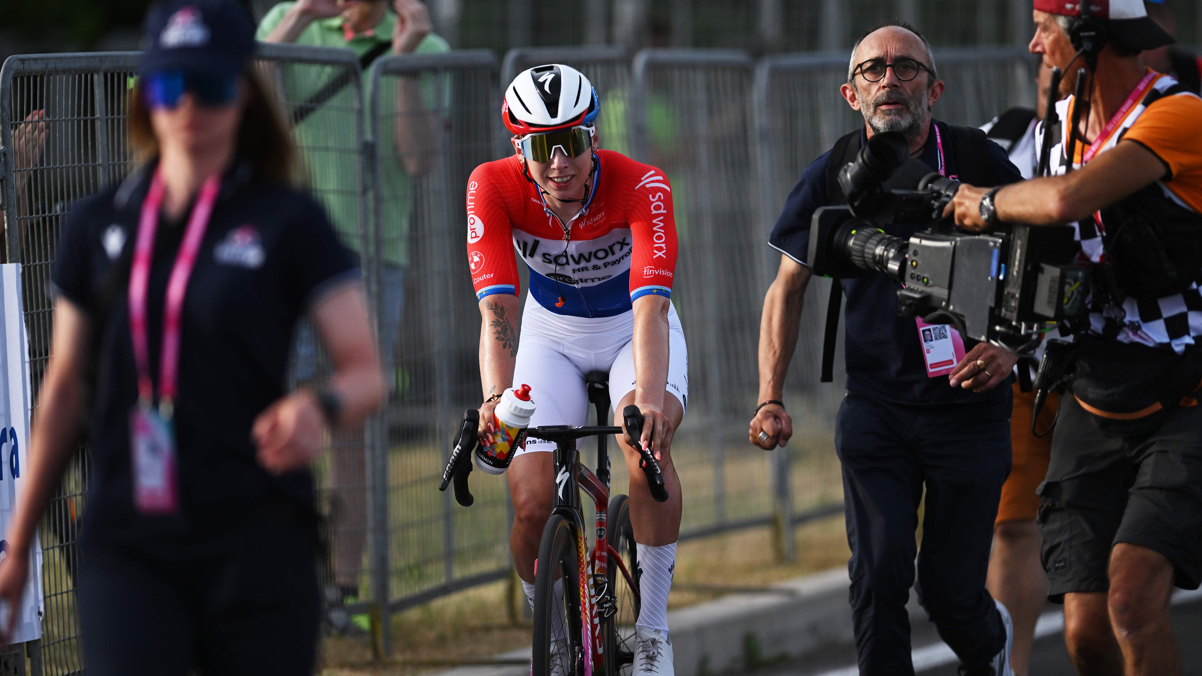 Ongezien: Topsprintster Lorena Wiebes is ritzege kwijt en wordt uit Giro gezet omdat ze met te lichte fiets reed