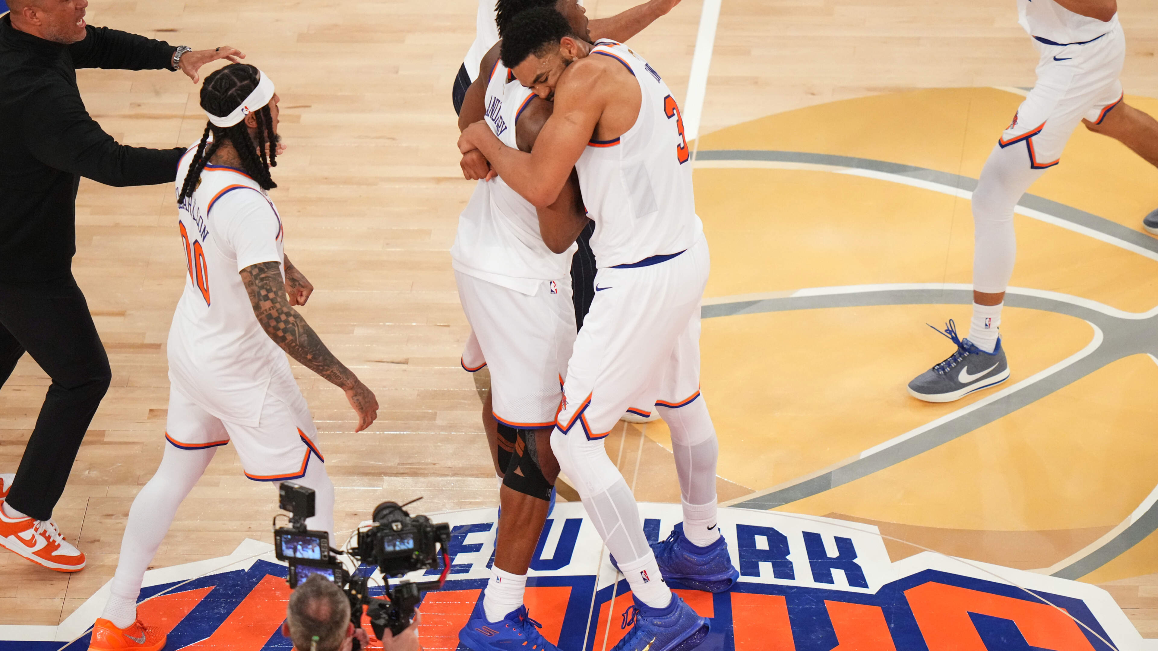 VIDEO. Historische comeback: New York Knicks halen achtersta