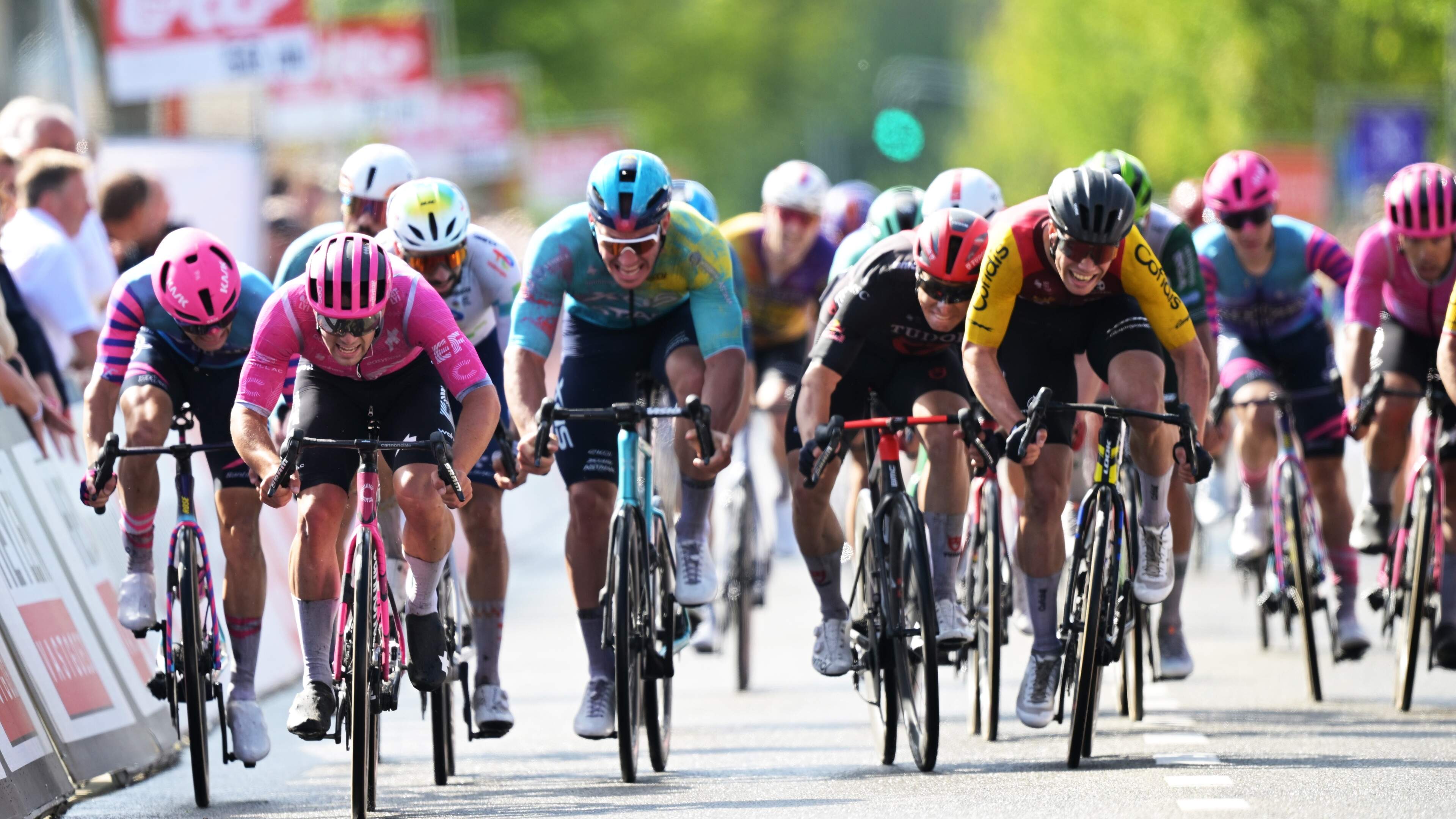 Jonge Brit Noah Hobbs sprint naar eerste profzege in Heistse Pijl, Milan Fretin strandt op derde plek