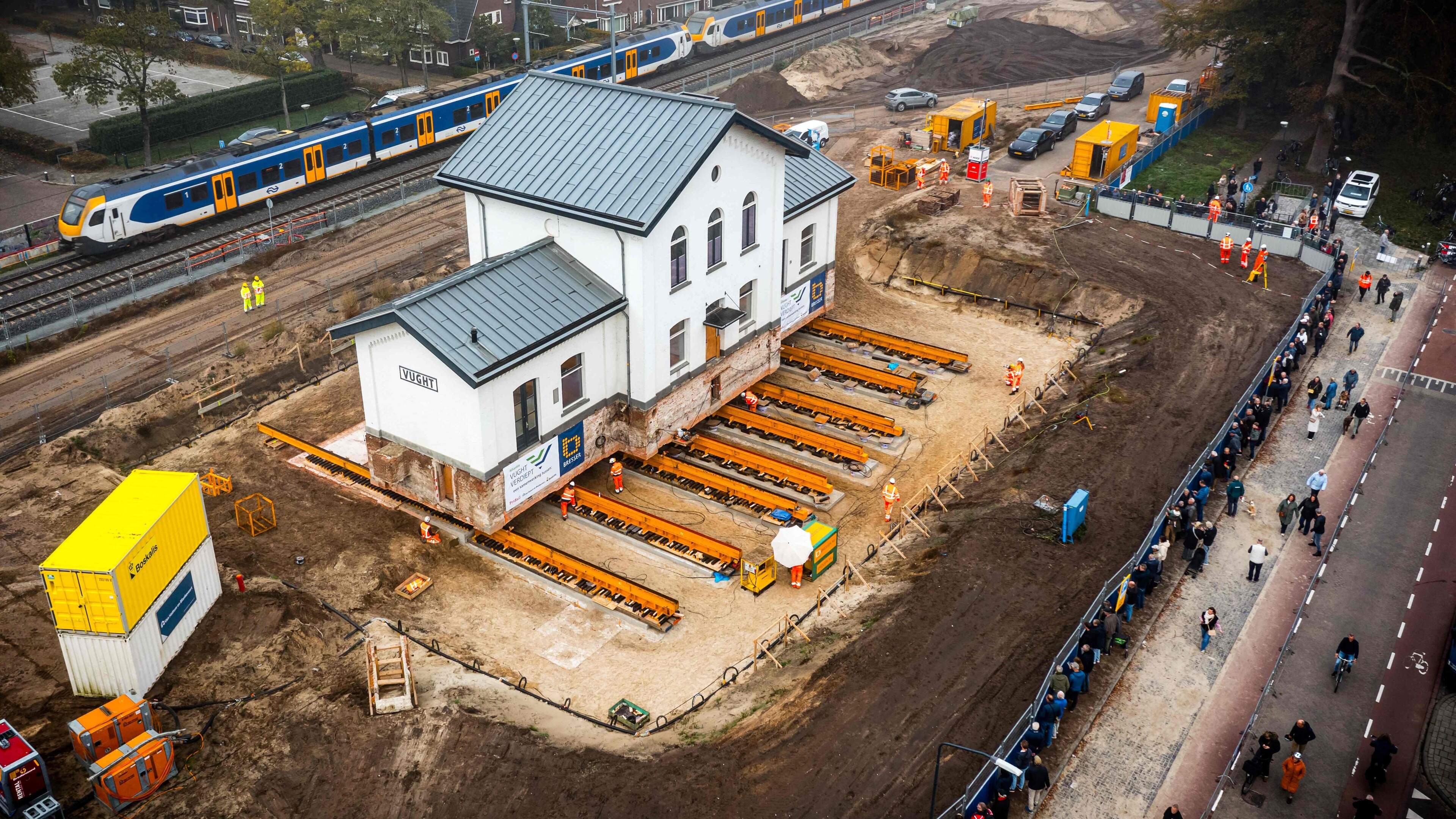 Foto bij: Spectaculaire verhuis in Nederland: stationsgebouw van 700 ton wordt verschoven voor nieuwe spoorlijn