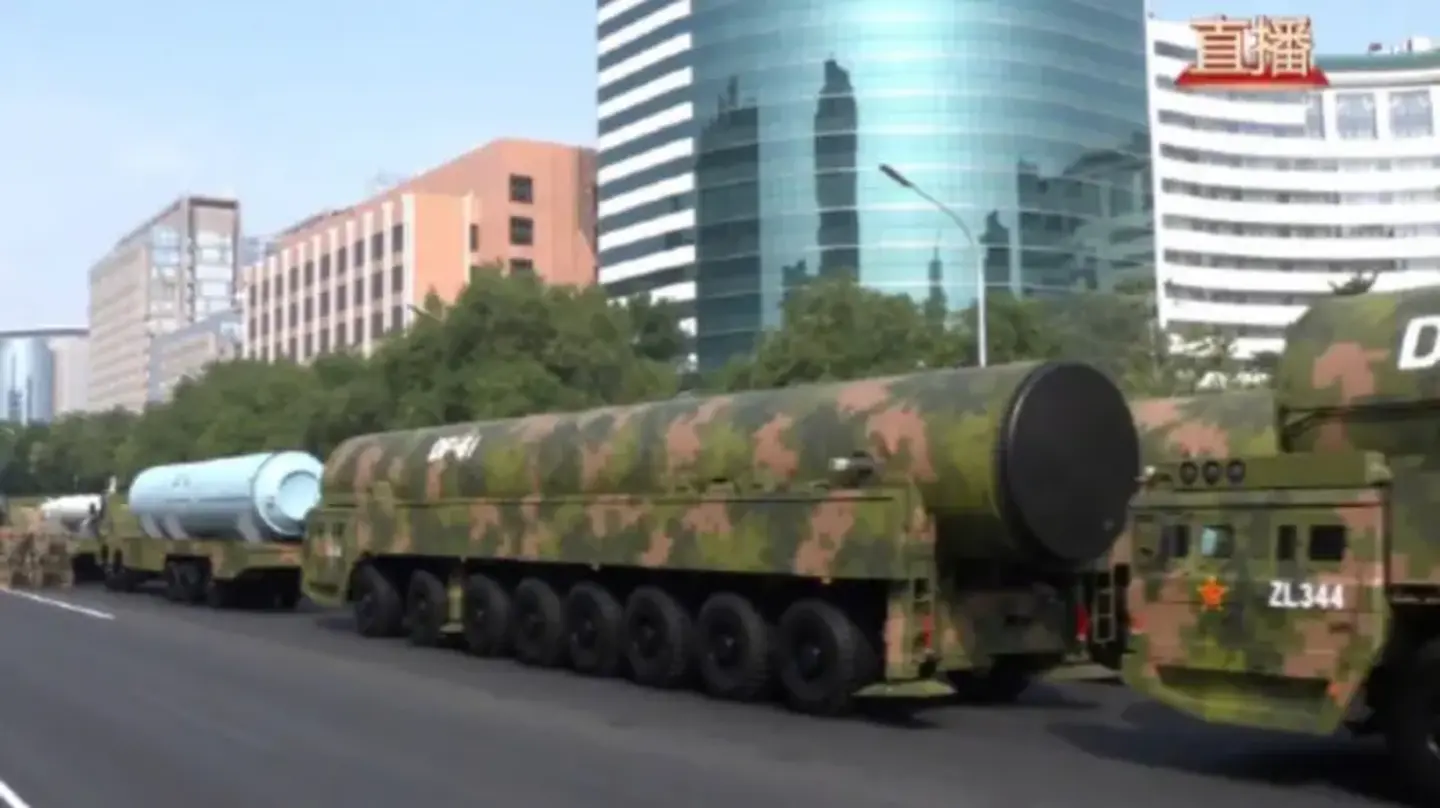 De Dongfeng-61, een platformraket die ontworpen is om in een gedeeltelijke baan rond de aarde te gaan en een hypersonisch wapen af te leveren. 