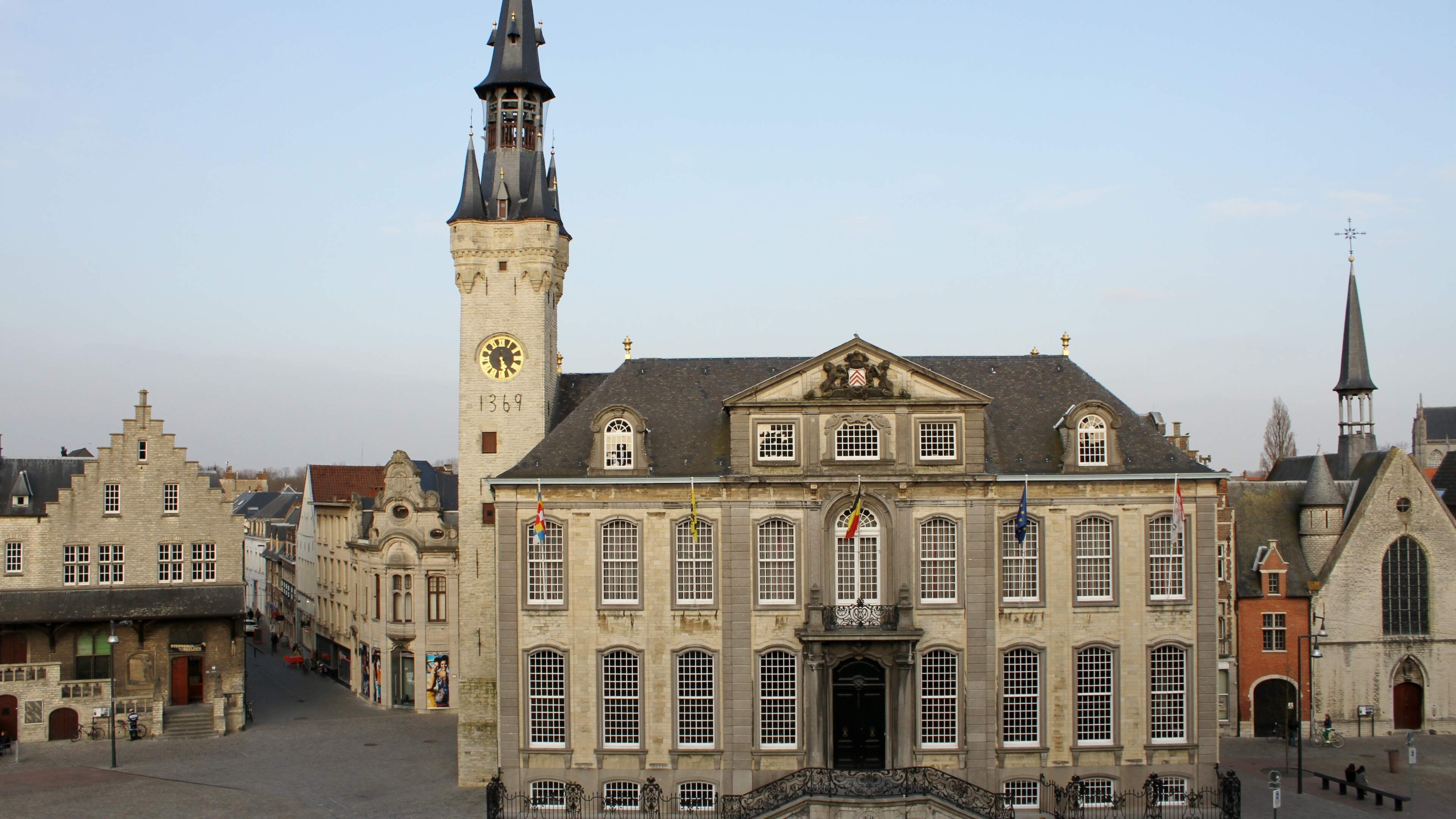Vlaanderen investeert 327.500 euro in onderhoud van stadhuis en belfort van Lier: “We willen het verval voor zijn”