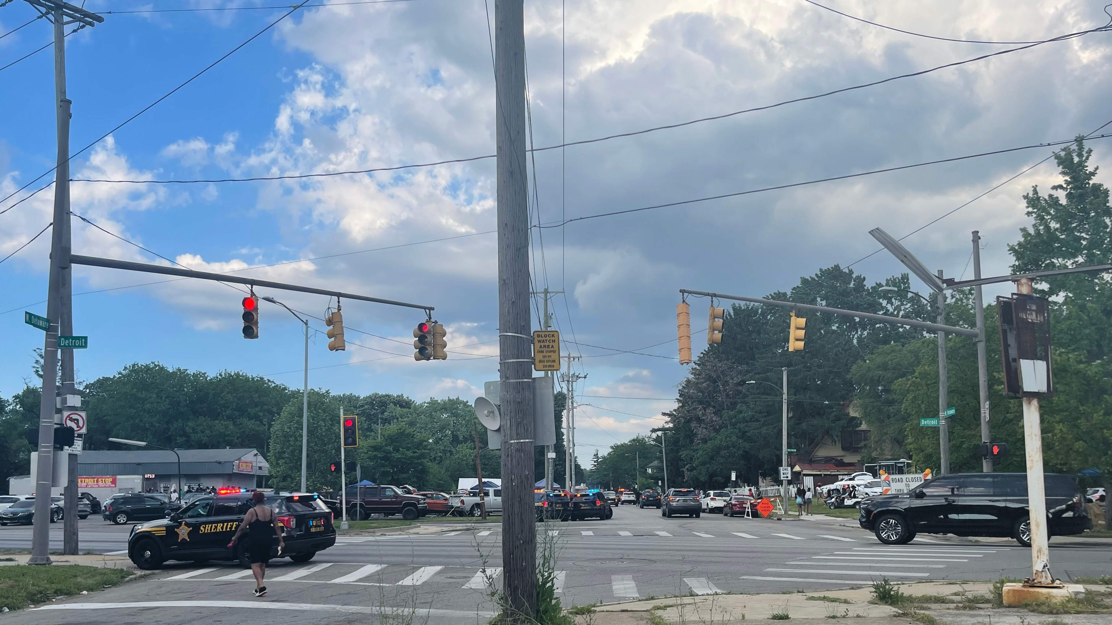 Minstens twaalf mensen neergeschoten bij festival in Ohio, politie houdt klopjacht op verdachte(n)