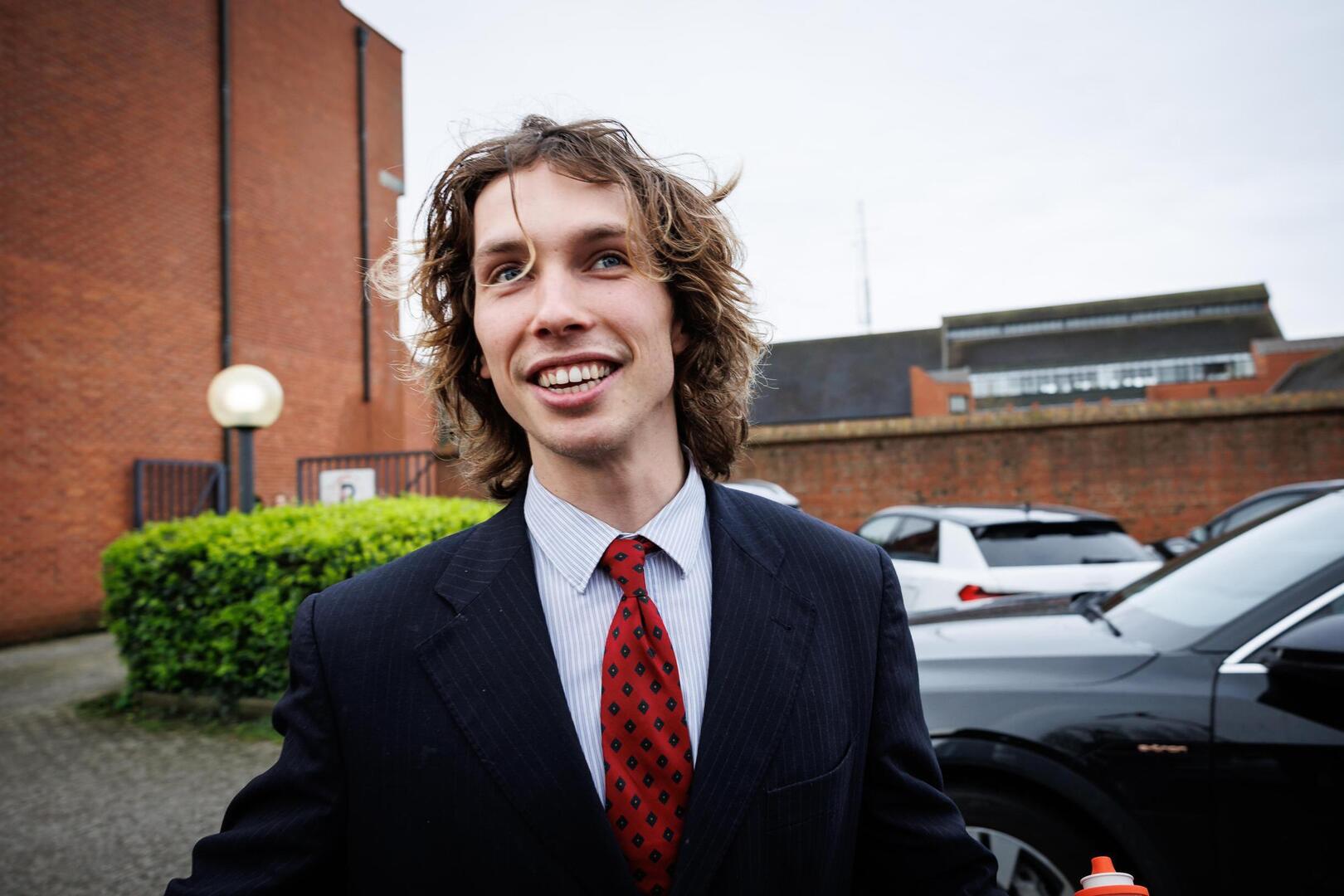 Hij zit nu in de online gevangenis, en dat frustreert hem”: hoe Acid na  huiszoeking en verhoor geraakt wordt waar het pijn doet | HBVL