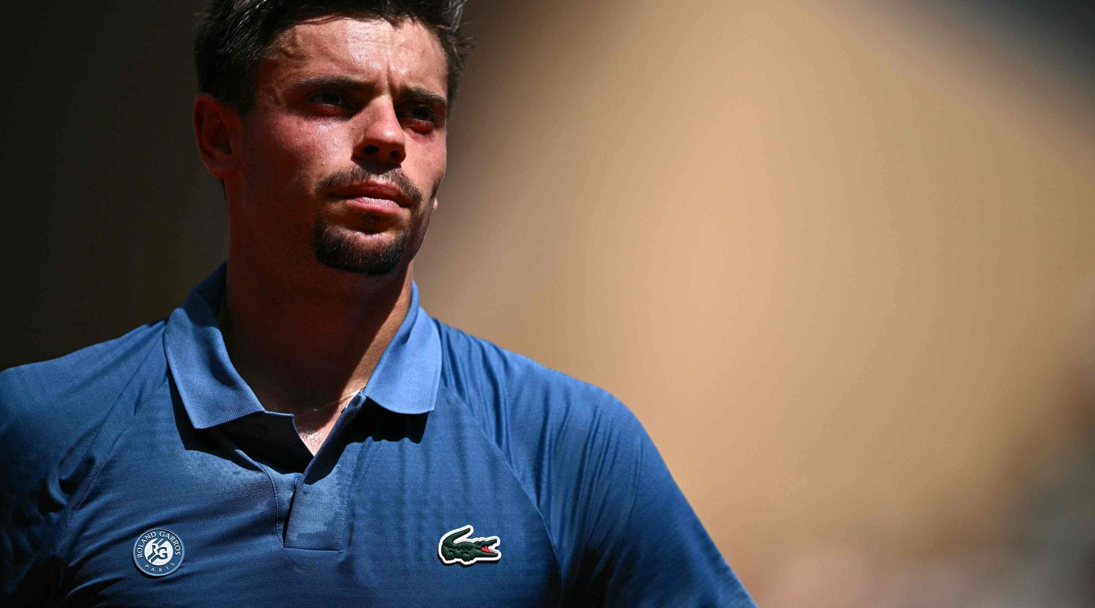 Franse tennisser verlaat op Roland Garros halsoverkop het terrein: “Ik kan niet meer bewegen of ik ga in mijn broek doen”