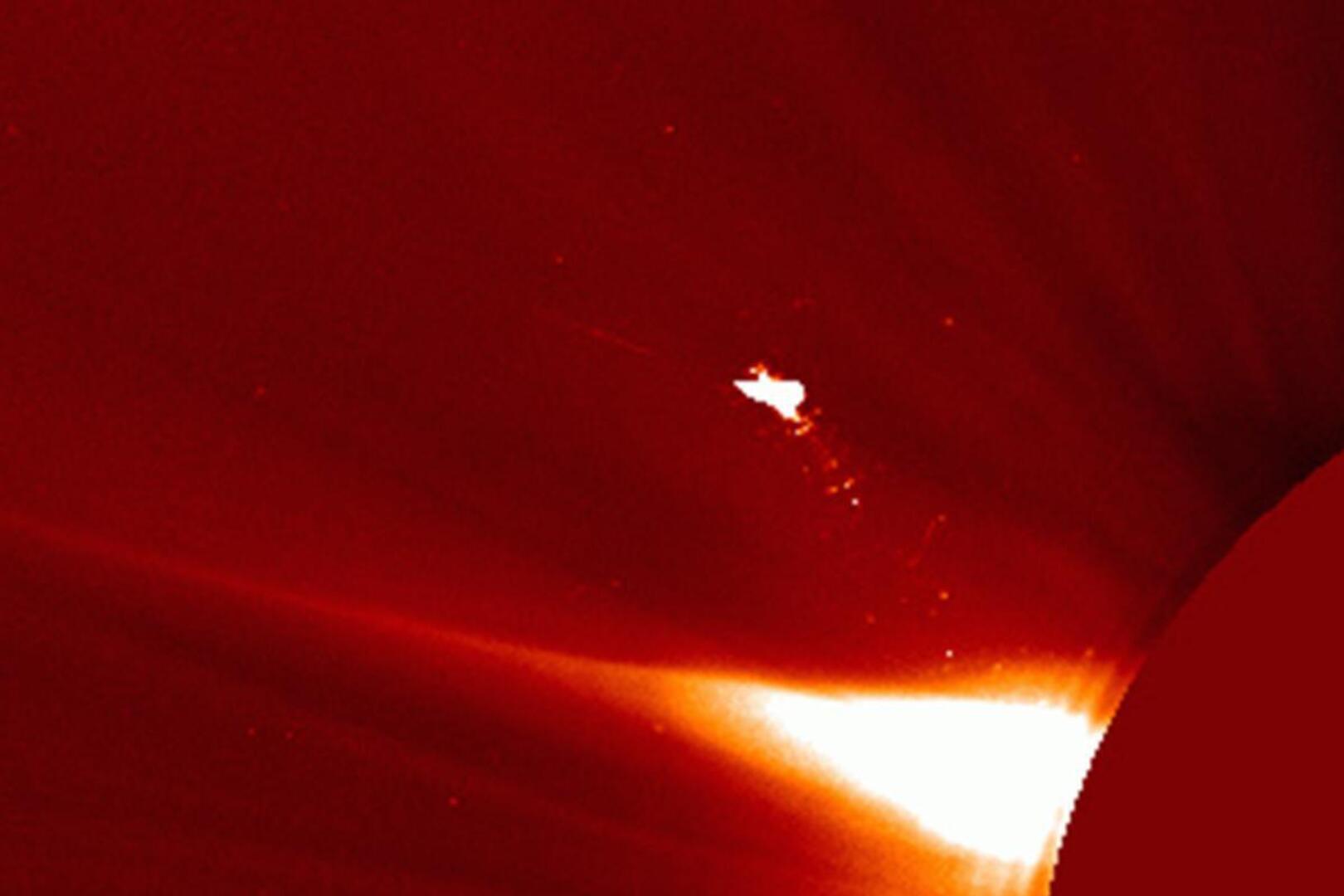 Astronomen spotten gigantisch “vogelachtig object” bij de zon | HBVL