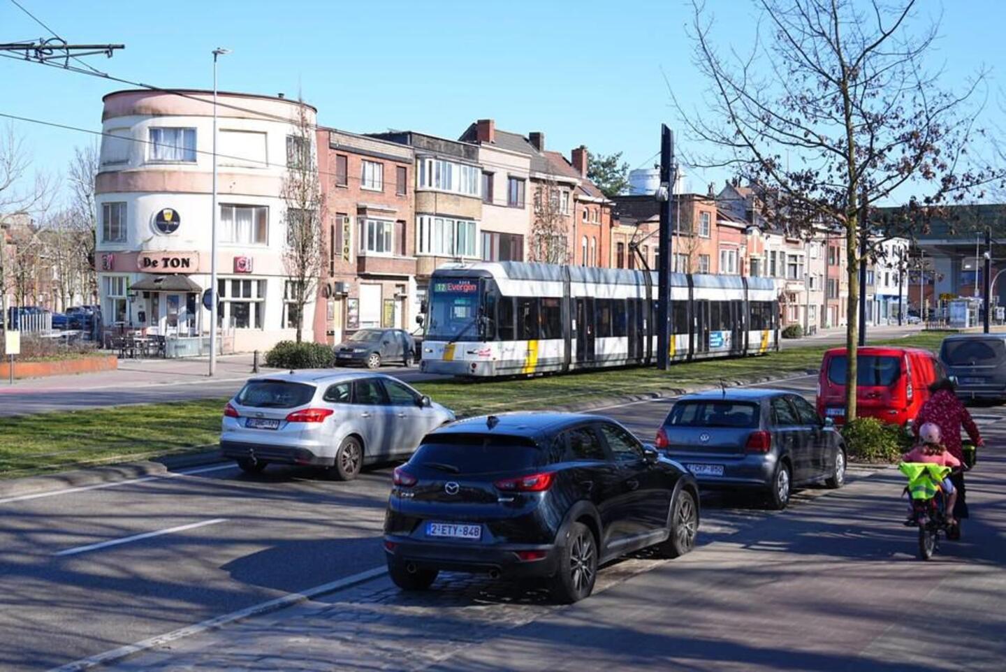 Geen 135, maar slechts 8 parkeerplaatsen minder op drukke steenweg: De ...