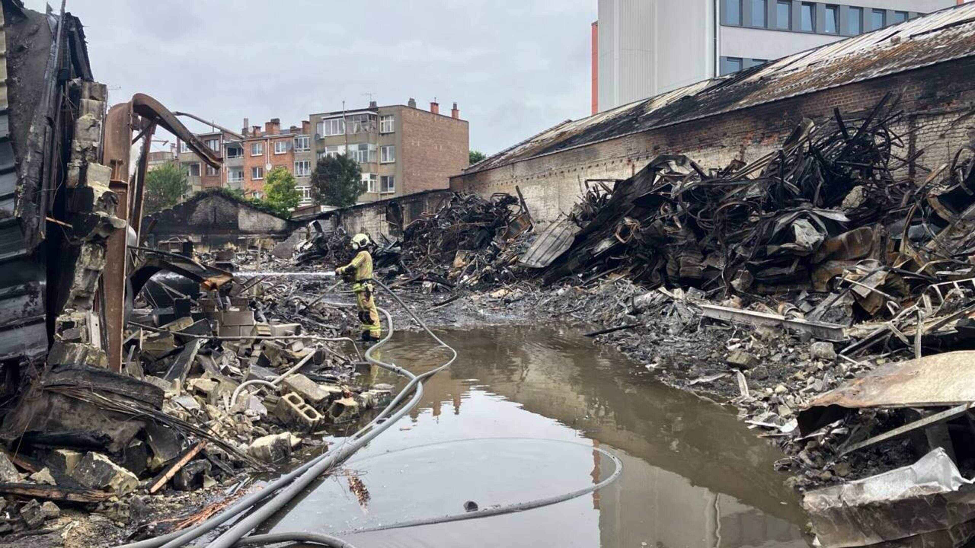 Twee overledenen bij zware brand in Anderlecht nog niet geïd