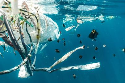De zogenaamde "plasticsoep" ontstaat wanneer afval zich ophoopt door oceaanstromingen.