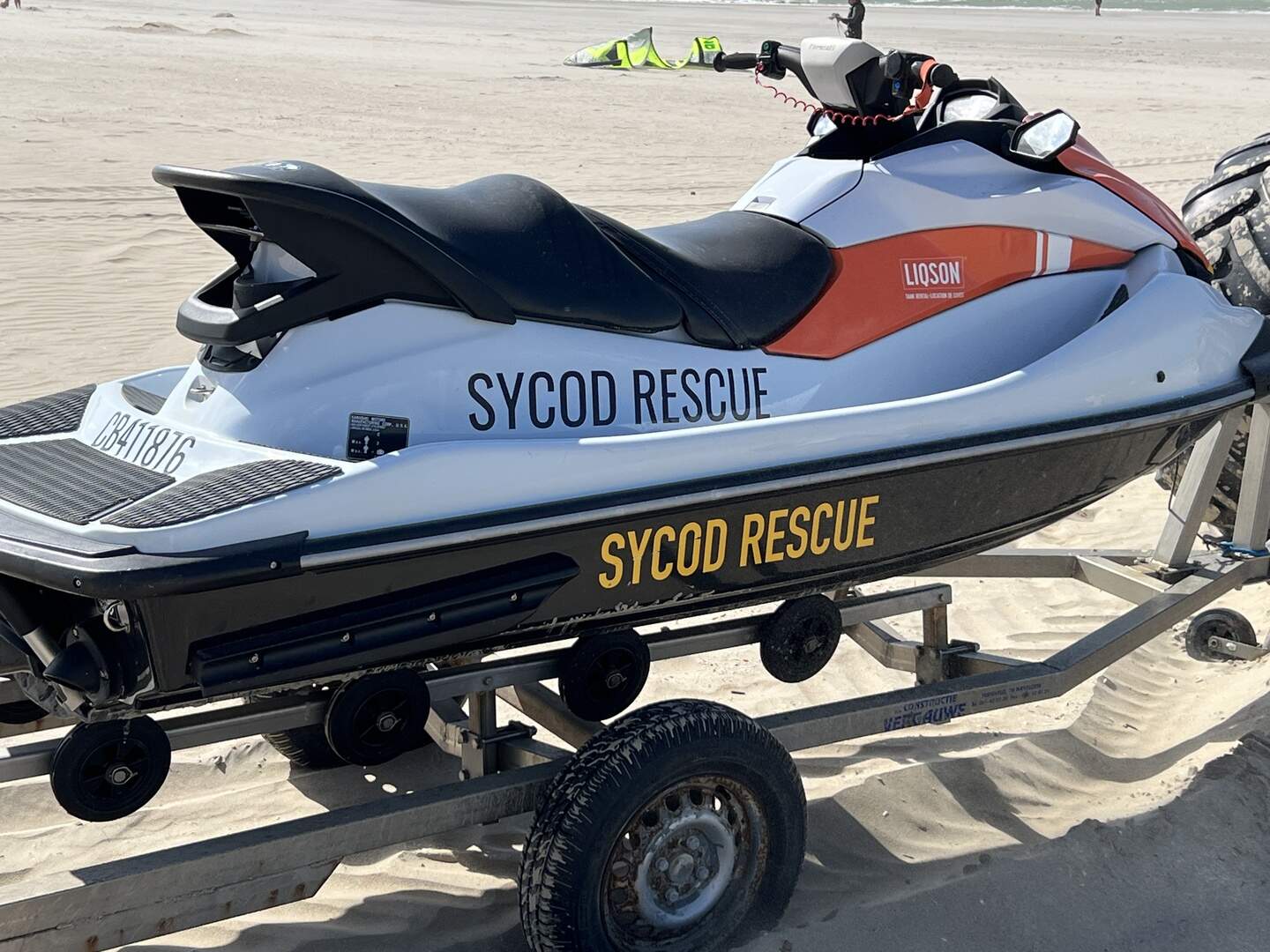 De man kwam hard op deze jetski terecht.