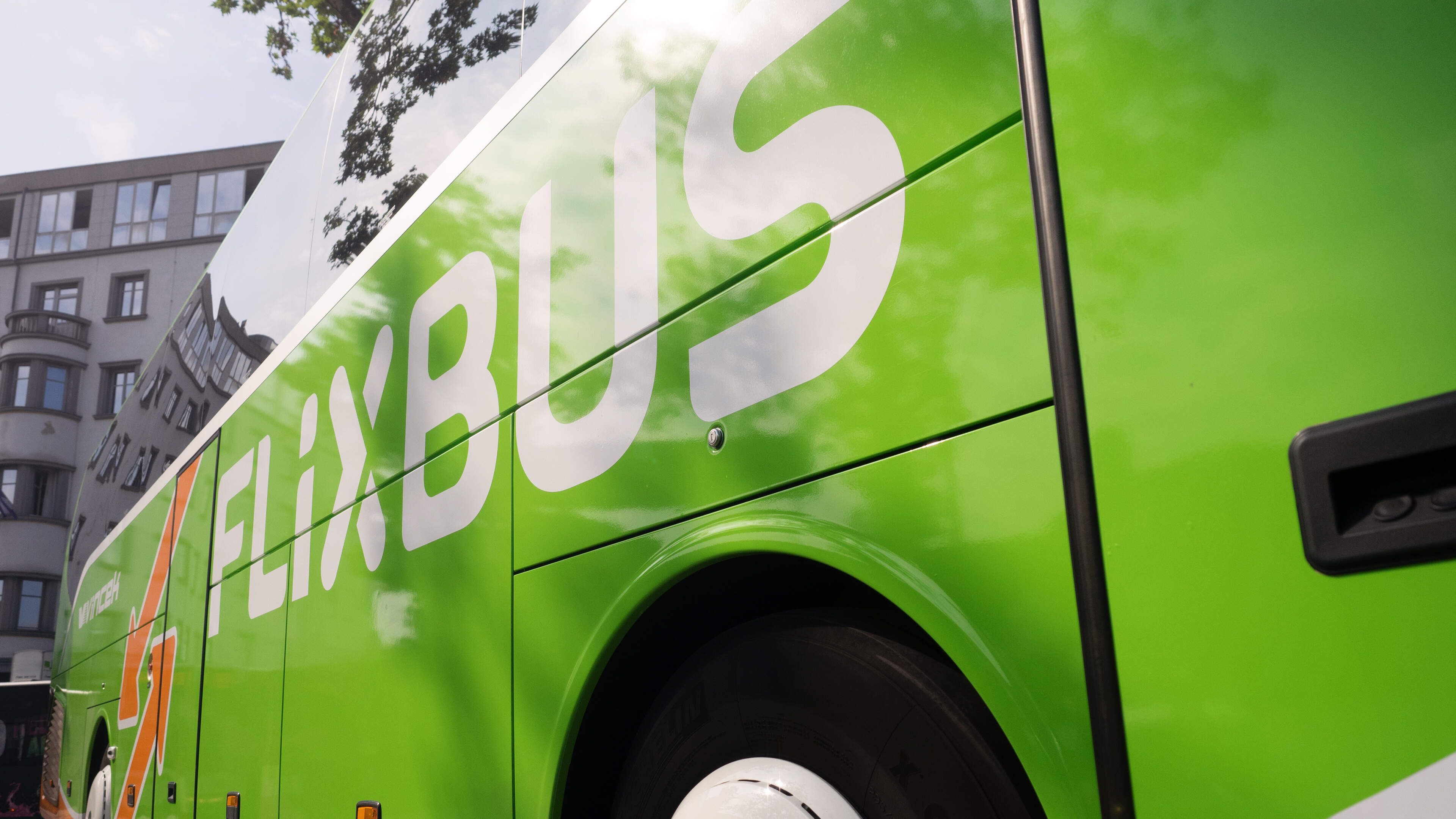 Politie treft twee vuurwapens aan op Flixbus op E40, onderzoeksactie nog aan de gang