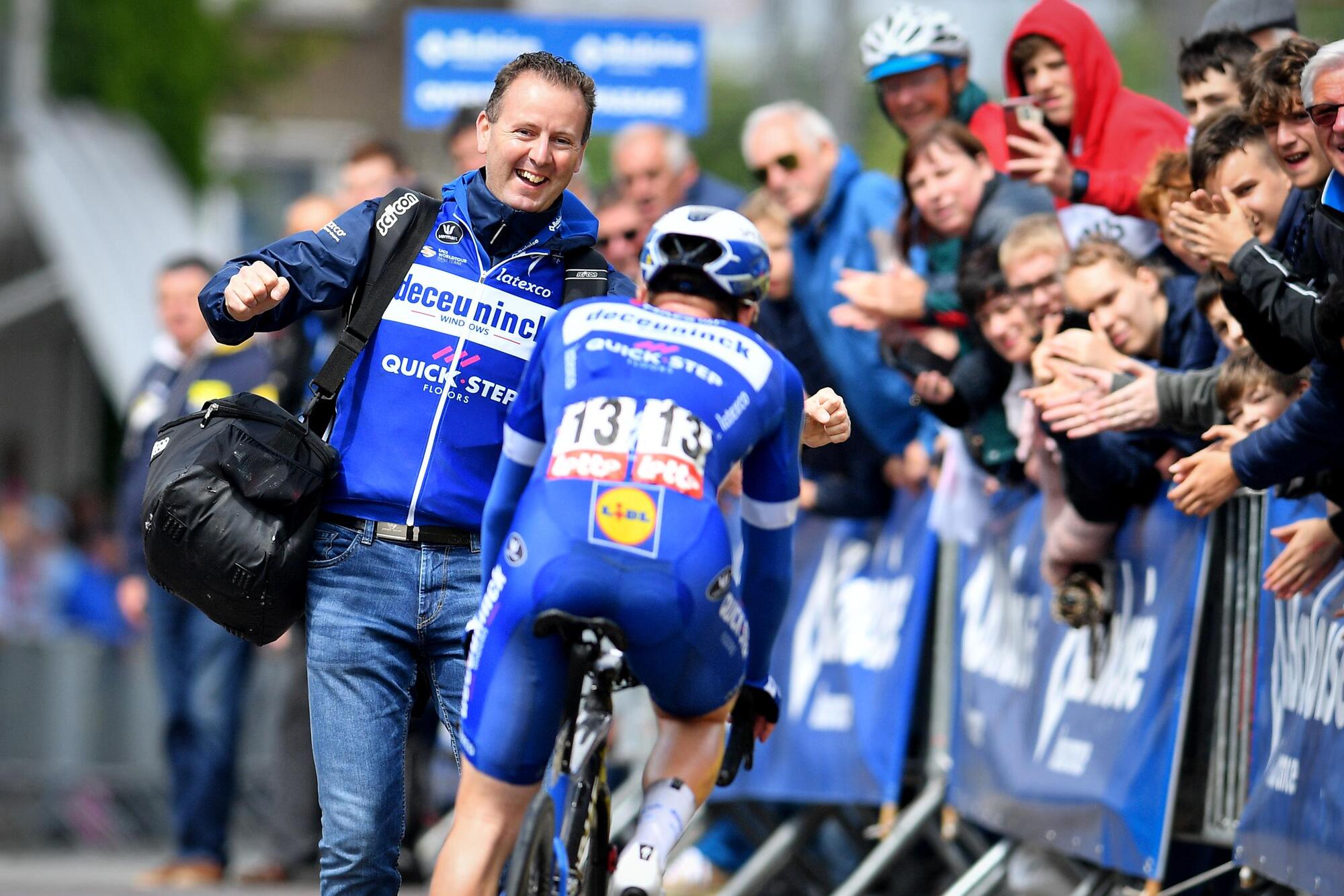 Vroeger was hij zijn babysit, nu masseert David Geeroms de benen van ...
