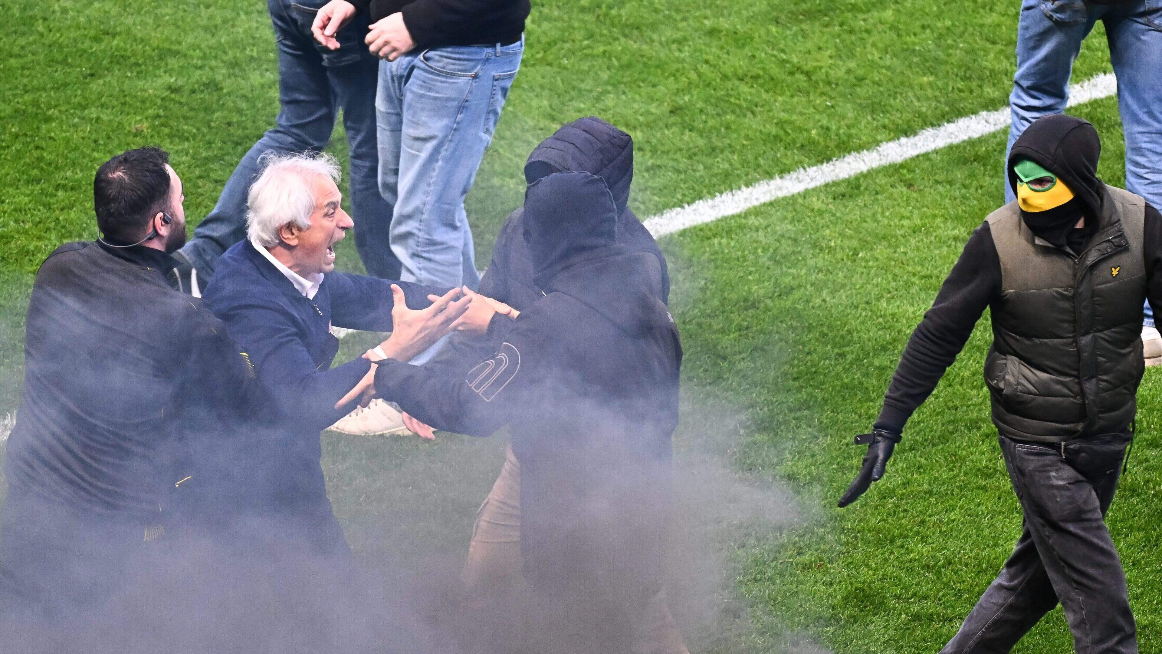 Nantes-trainer Halilhodzic (74) probeert hooligans tegen te houden en barst in tranen uit tijdens laatste duel voor pensioen