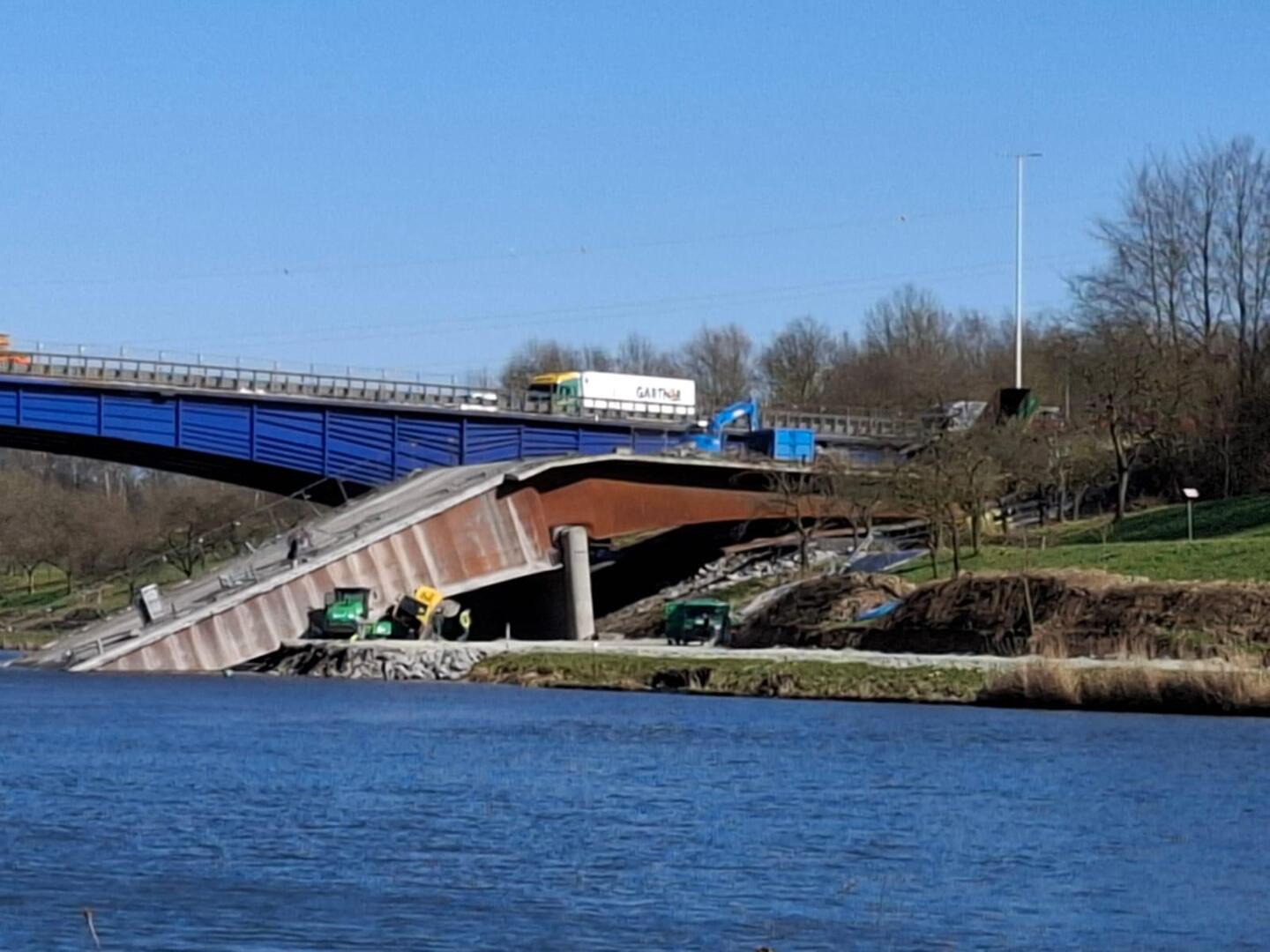 Afbraak van E42-brug loopt fout: gevaarte stort in, drie arbeiders