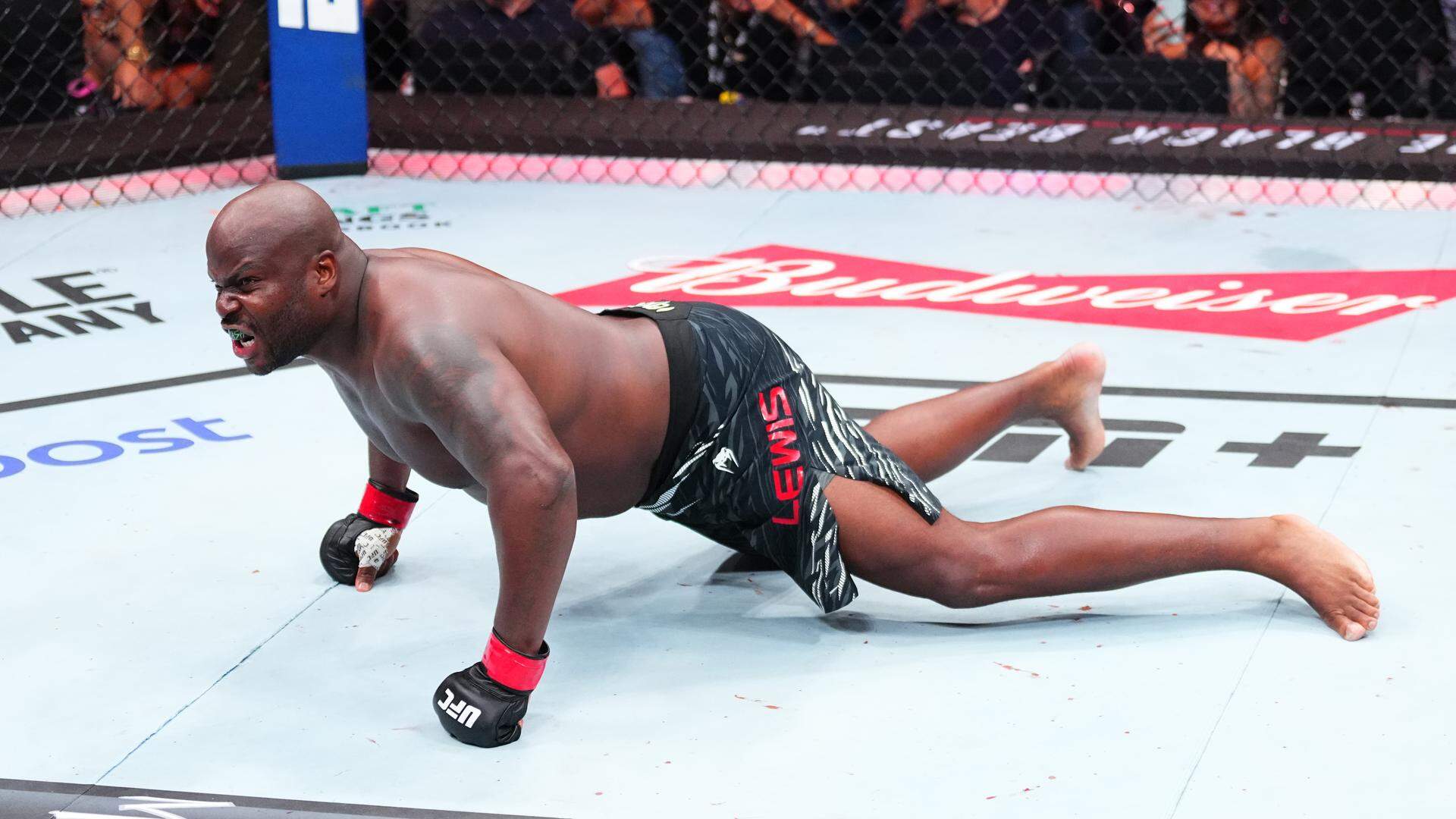 Derrick Lewis viert zijn knock-out tegen Tallison Teixeira op geheel eigen wijze. 