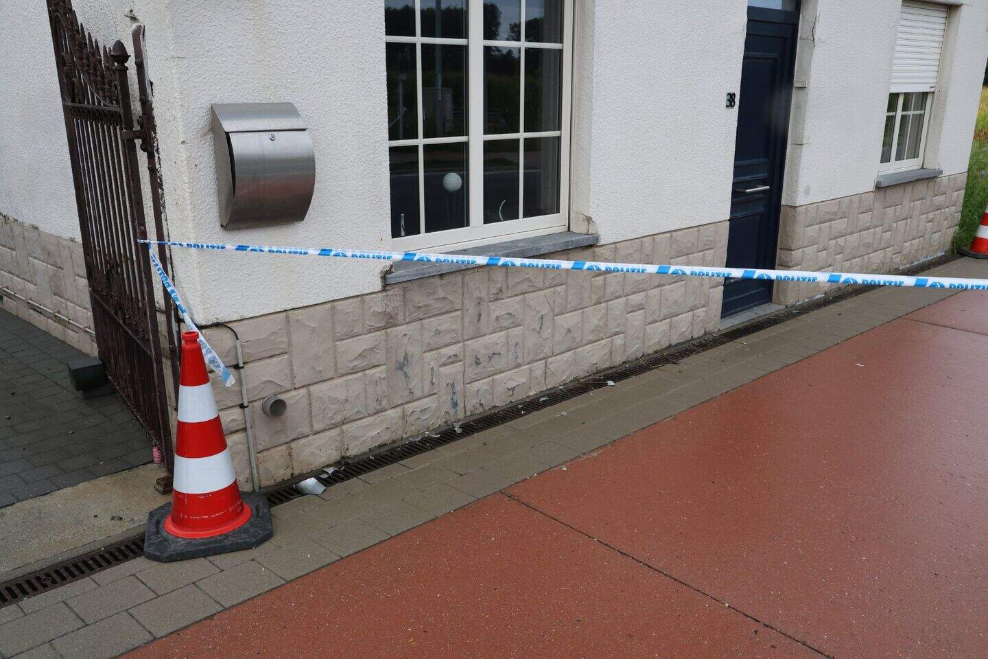 De man raakte een gevel om dan tot stilstand te komen tegen een verlichtingspaal.