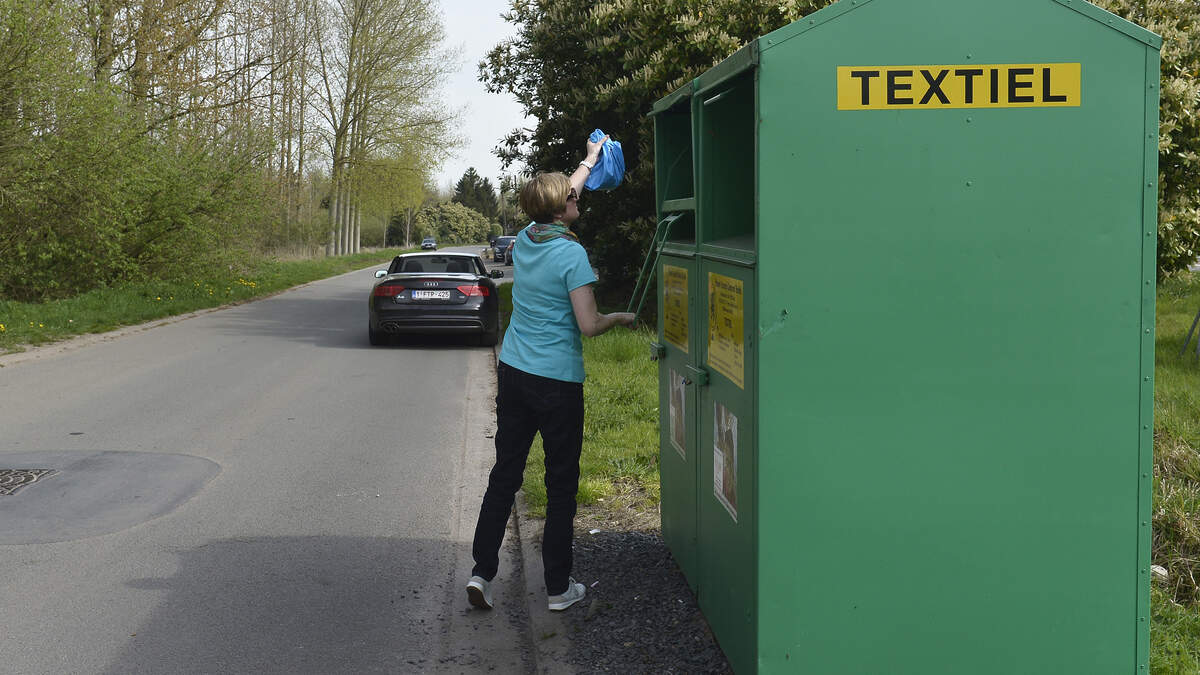 Dieven halen kledingcontainer leeg | GVA