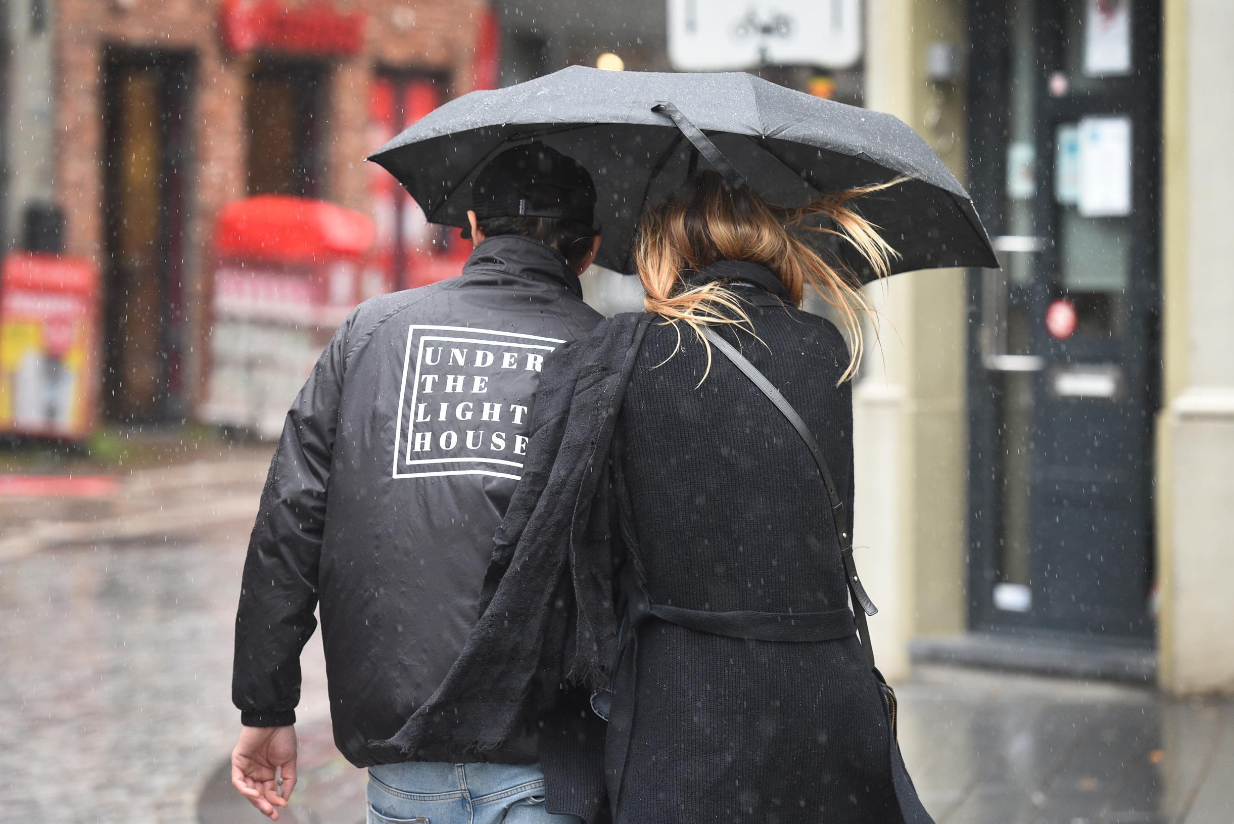 WEERBERICHT. Zomer lijkt heel ver weg: vandaag buien met onweer en