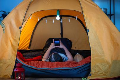 Steeds meer kampen verbieden of raden smartphones af. “Anders kunnen ze niet volop genieten van de ervaring.” 