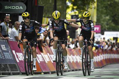 Demi Vollering bereikte maandagavond zwaar gehavend de finish van de derde Tour-etappe