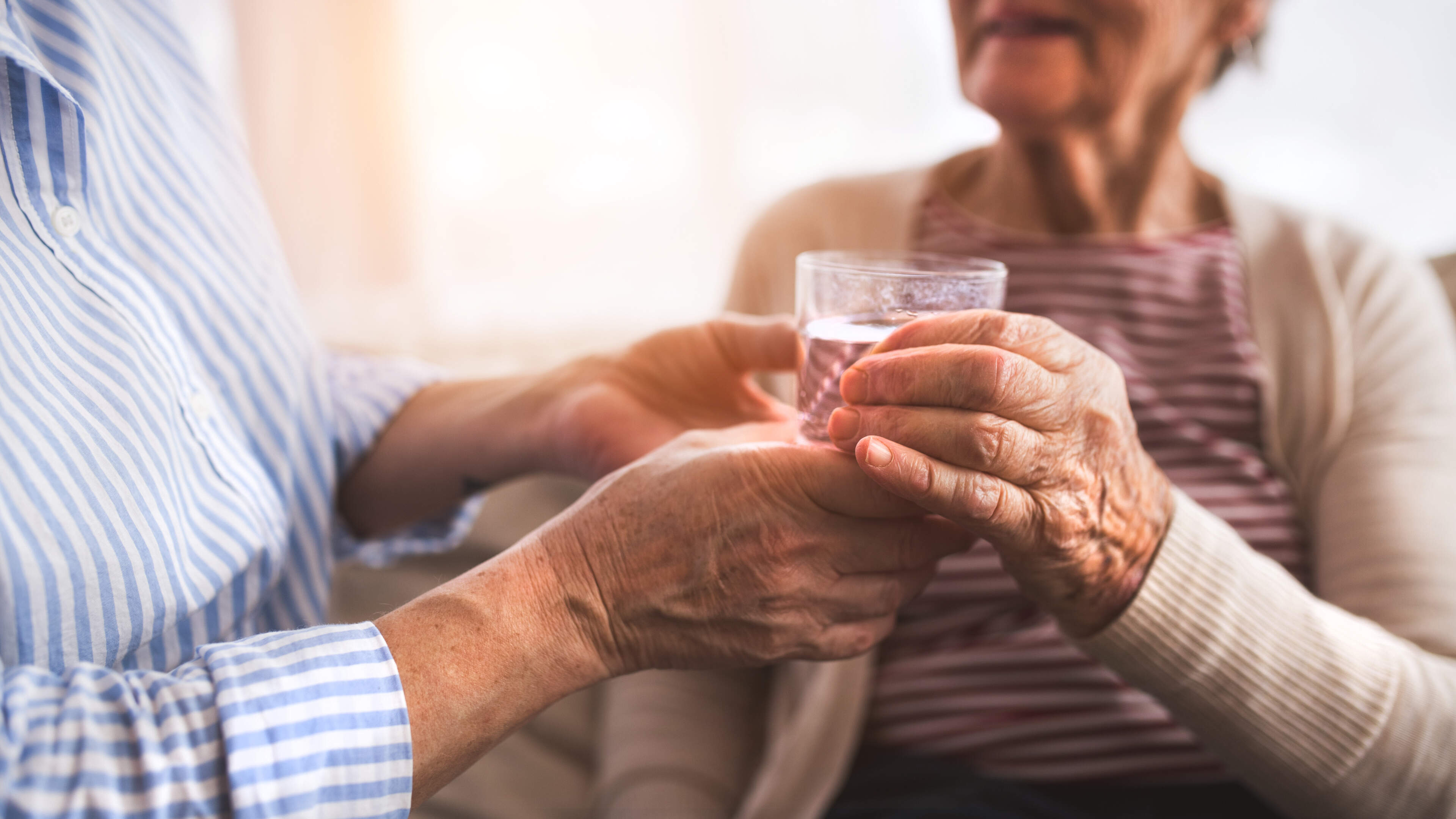 Voldoende water drinken is van levensbelang, maar “je hoeft niet krampachtig vasthouden aan die twee liter”