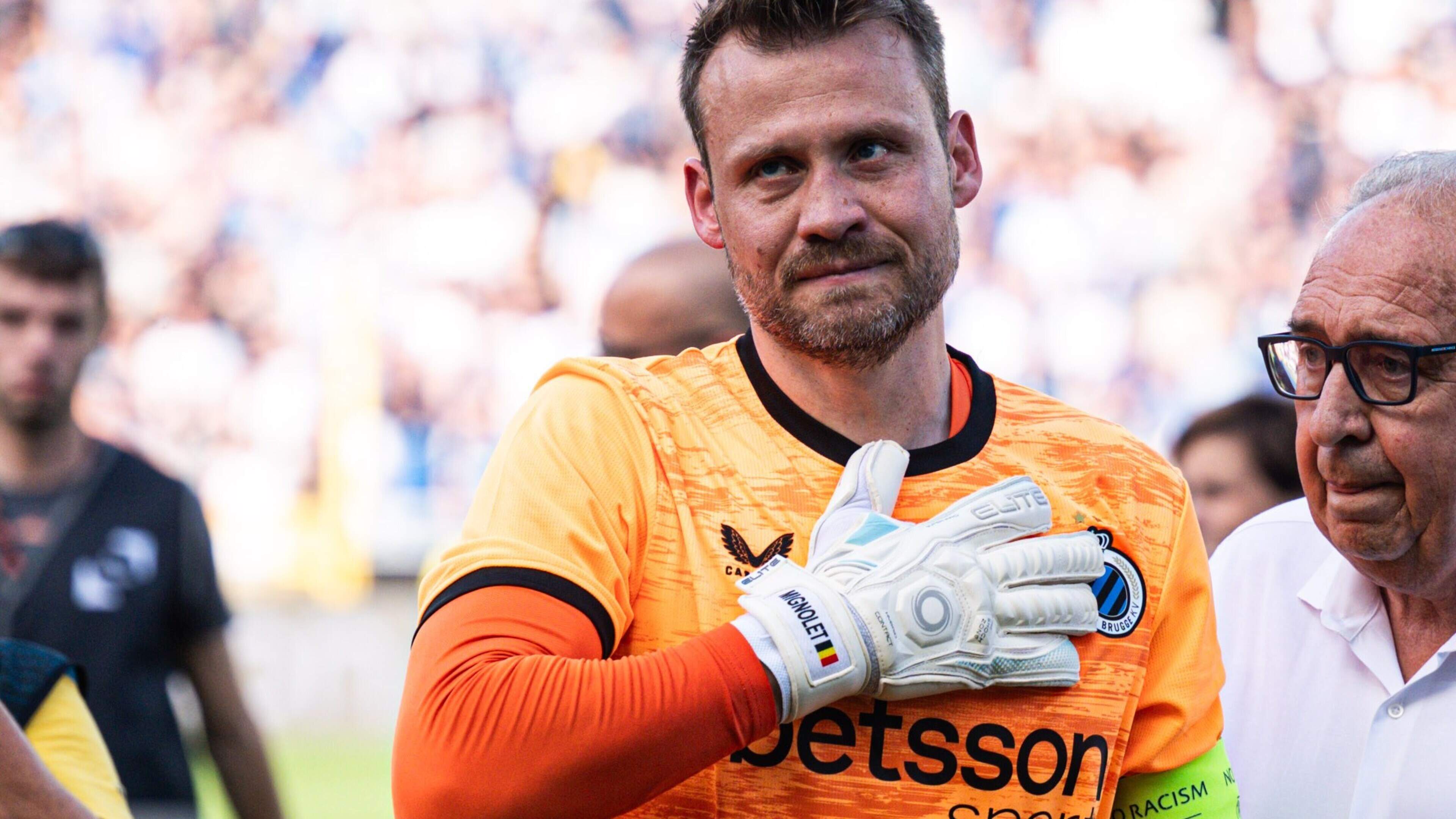 “Het was niet evident om aan de aftrap te staan, zelfs deze week ging ik nog door mijn knie”: emotionele Simon Mignolet doet het verhaal van zijn afscheid bij Club Brugge